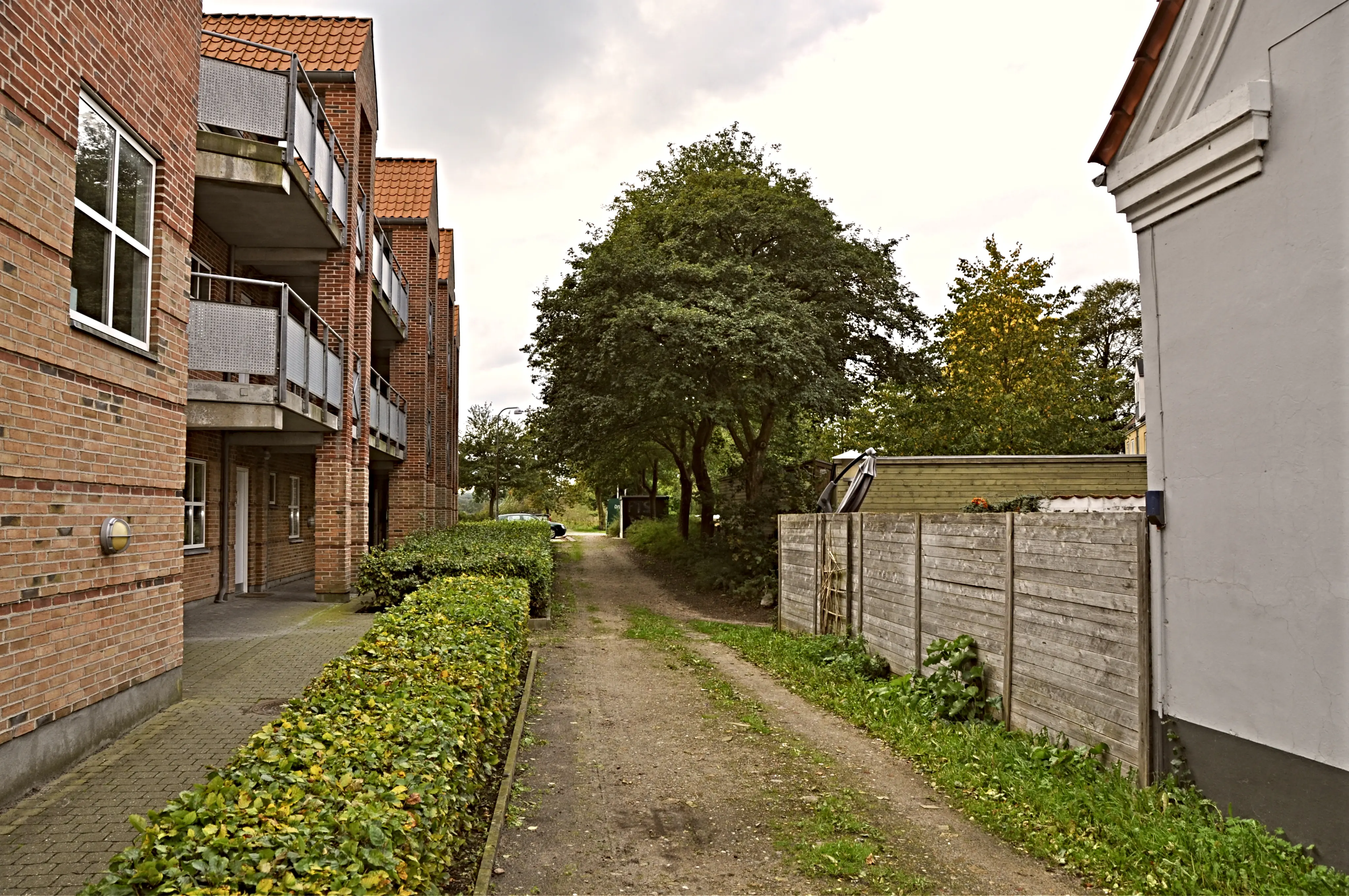 Billede af Aabenraa Sønderport Trinbræt, som lå til højre for træerne i midten af billedet. Billede af Aabenraa Sønderport Trinbræt, som lå til højre for træerne i midten af billedet.