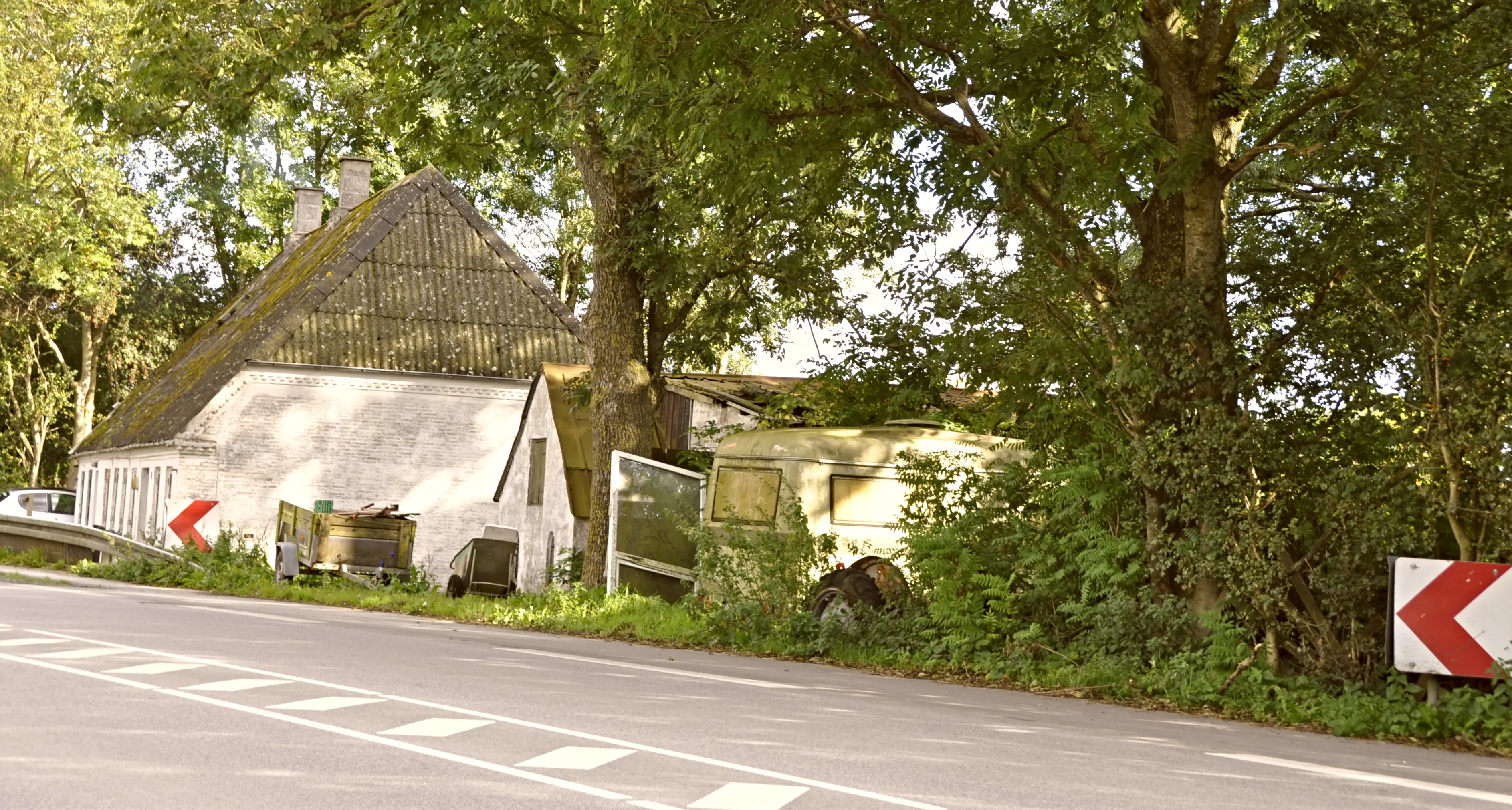 Billede af Slyngsten Holdeplads - udbygning med garage bag campingvognen har været den tidligere venterumsbygning. Billede af Slyngsten Holdeplads - udbygning med garage bag campingvognen har været den tidligere venterumsbygning.