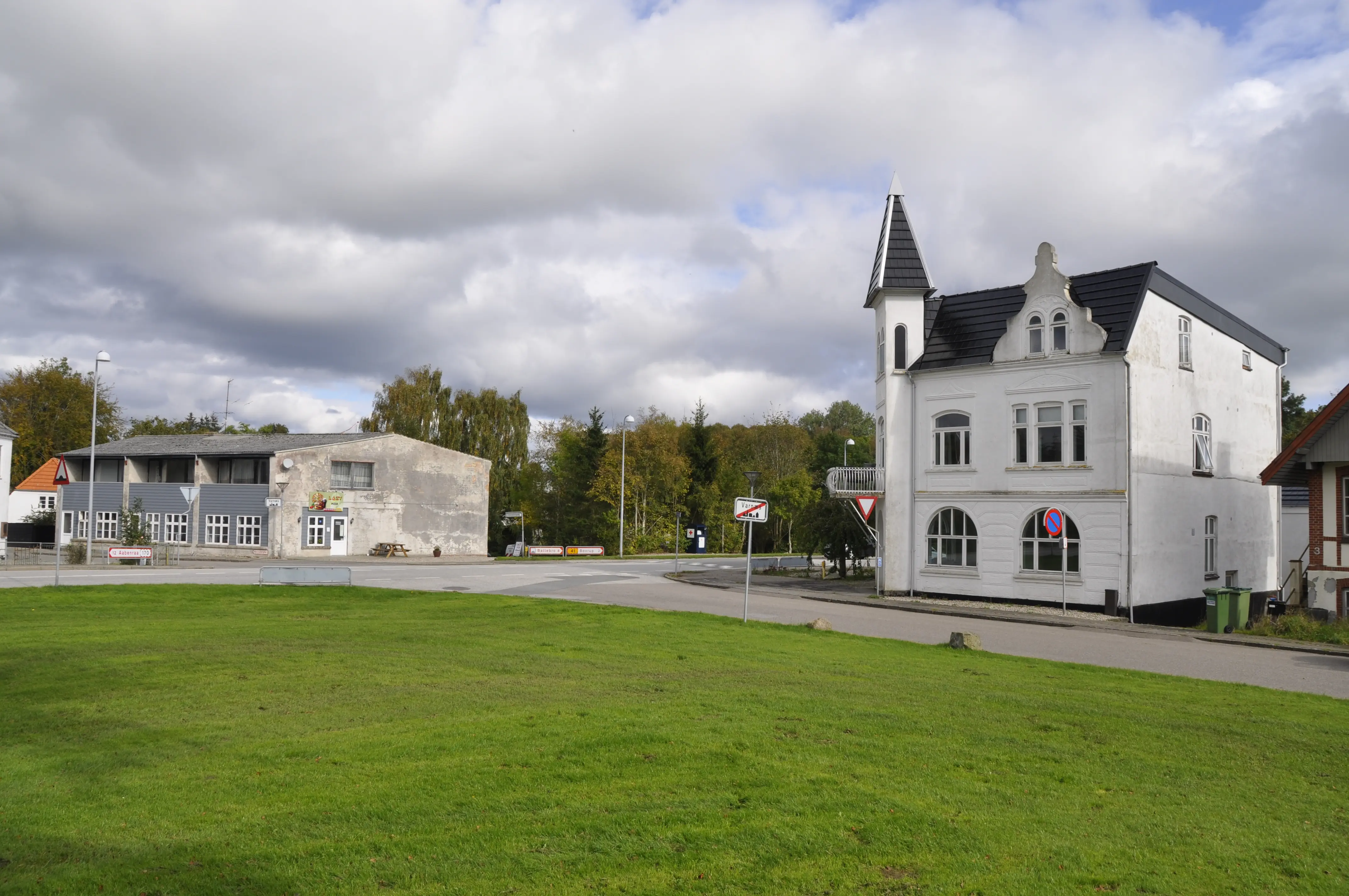 Billede af rejsestalden/gildesal, som overlevede branden på Varnæs Stationskro i 1968. Billede af rejsestalden/gildesal, som overlevede branden på Varnæs Stationskro i 1968.