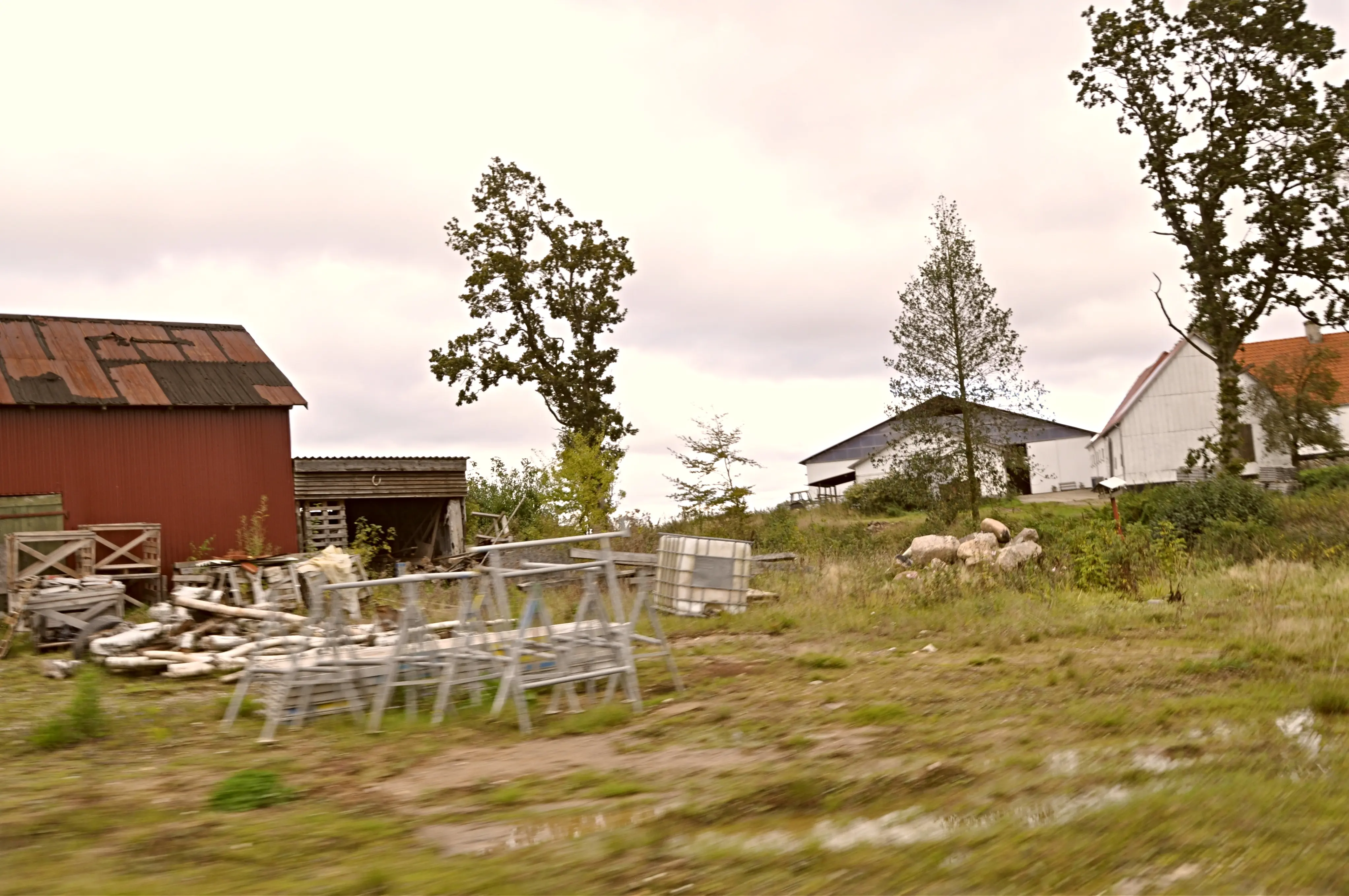 Billede af Grøngrøft Station, som er nedrevet og der er kun den gamle ladebygning tilbage. Trinbrættet lå til højre for laden.