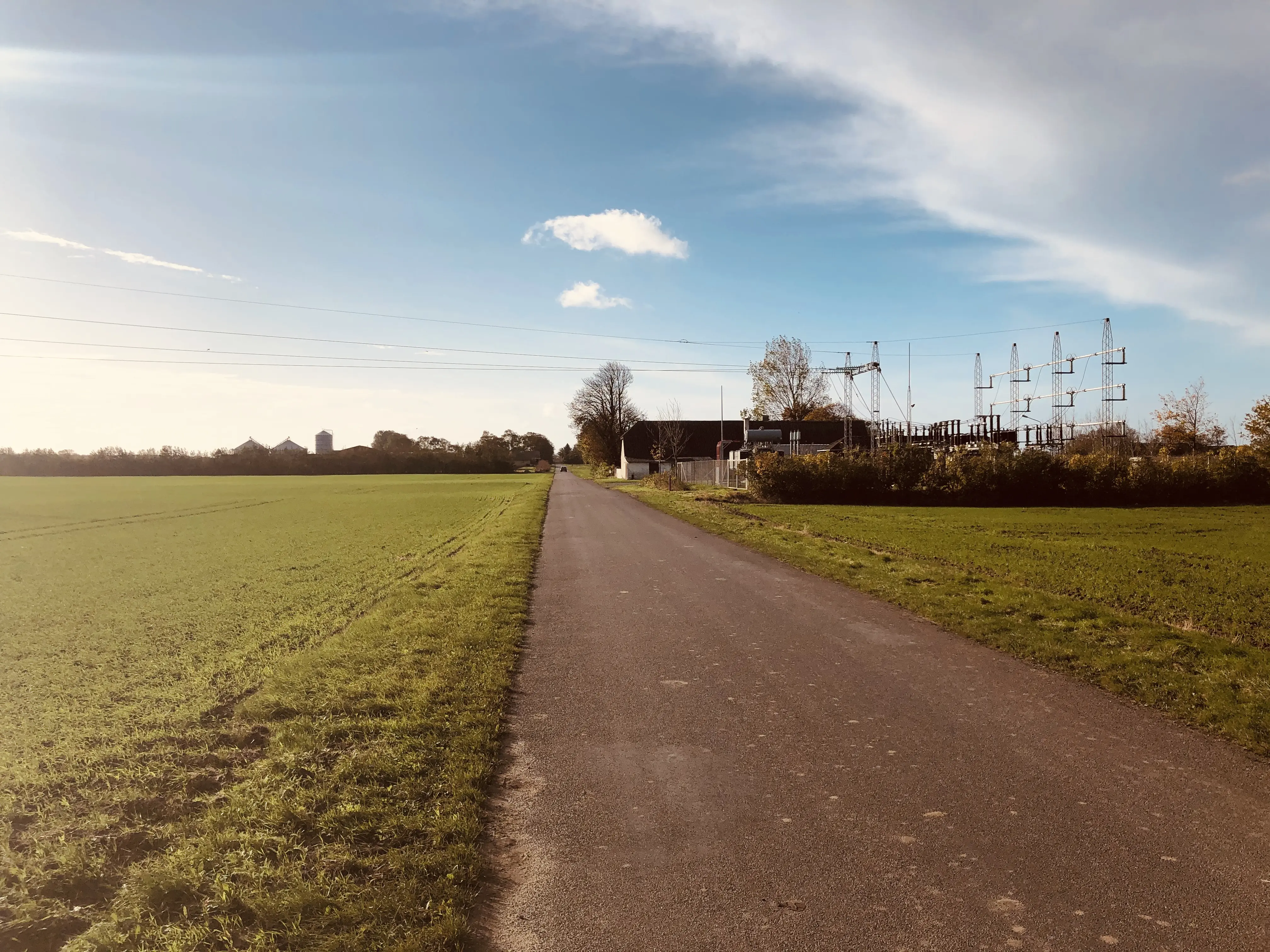 Billede af Sønderstrand Trinbræt, som lå til venstre for transformerstationen. det kan lige anes på vejen og marken hvor banen skar.