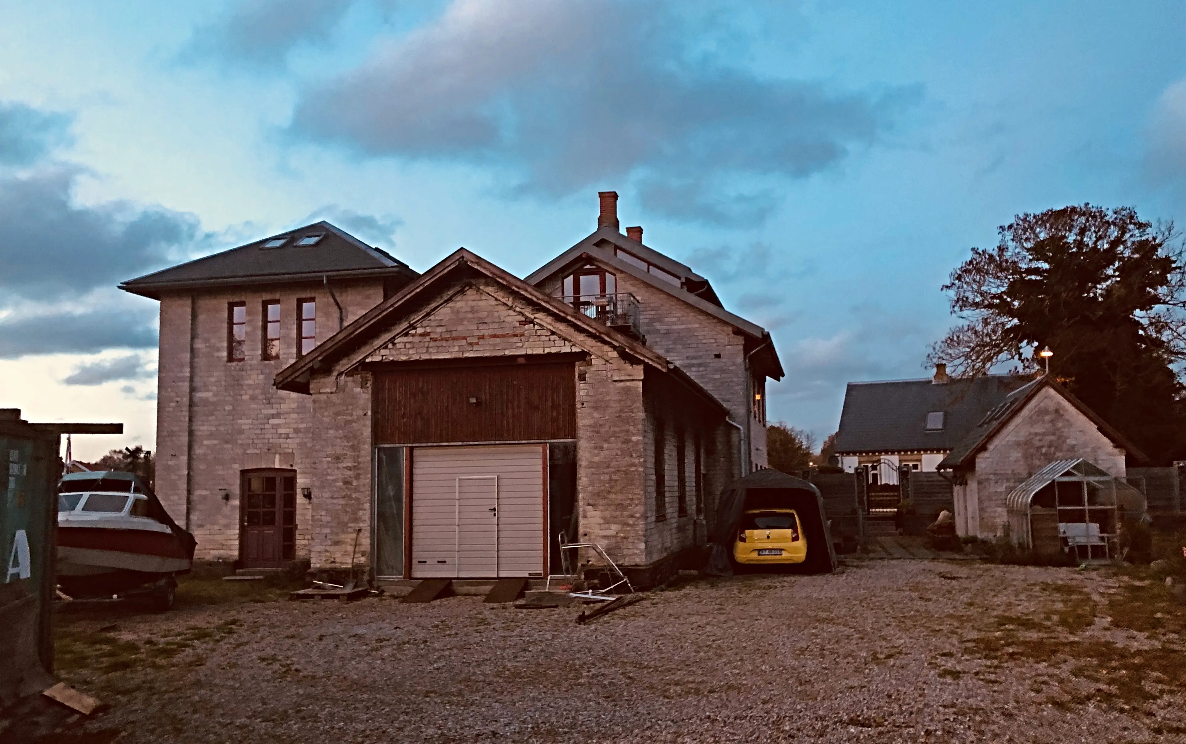 Billede af remisen ved Rødvig Station. Billede af remisen ved Rødvig Station.