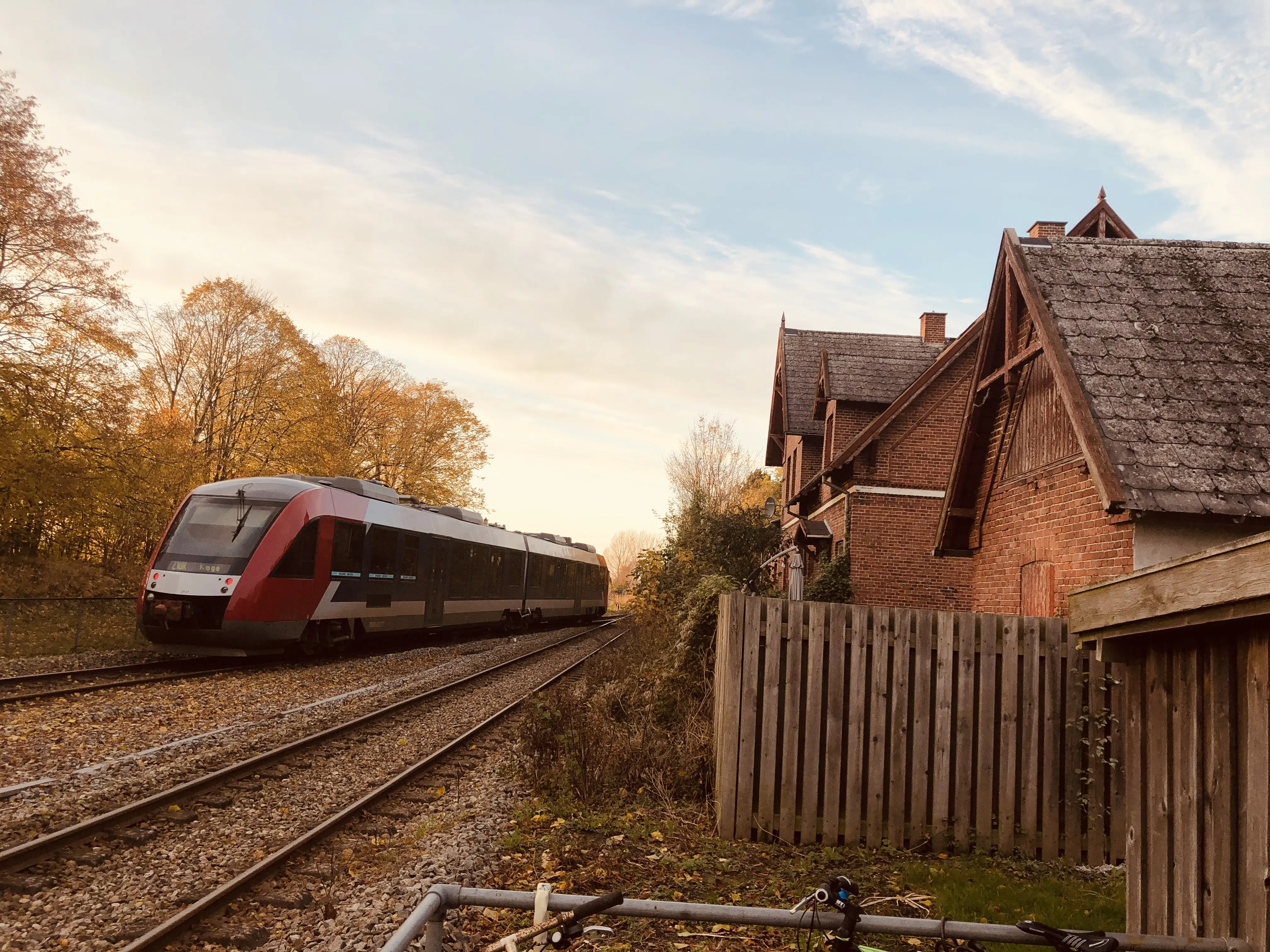 Billede af tog ud for Klippinge Station.