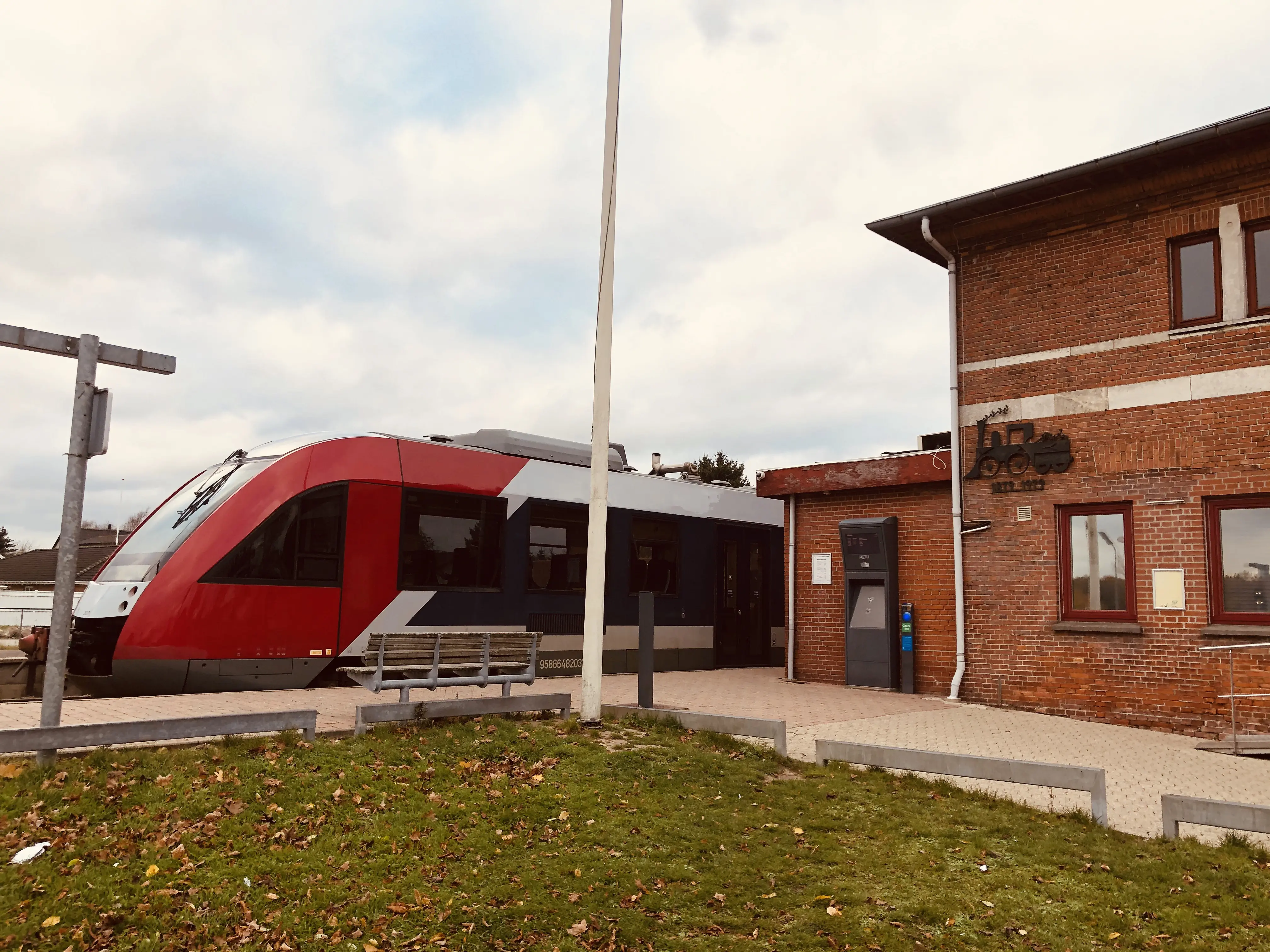 Billede af LT 2037-2137, tidligere RTOG 2037-2137 fotograferet ud for Hårlev Station. Billede af LT 2037-2137, tidligere RTOG 2037-2137 fotograferet ud for Hårlev Station.