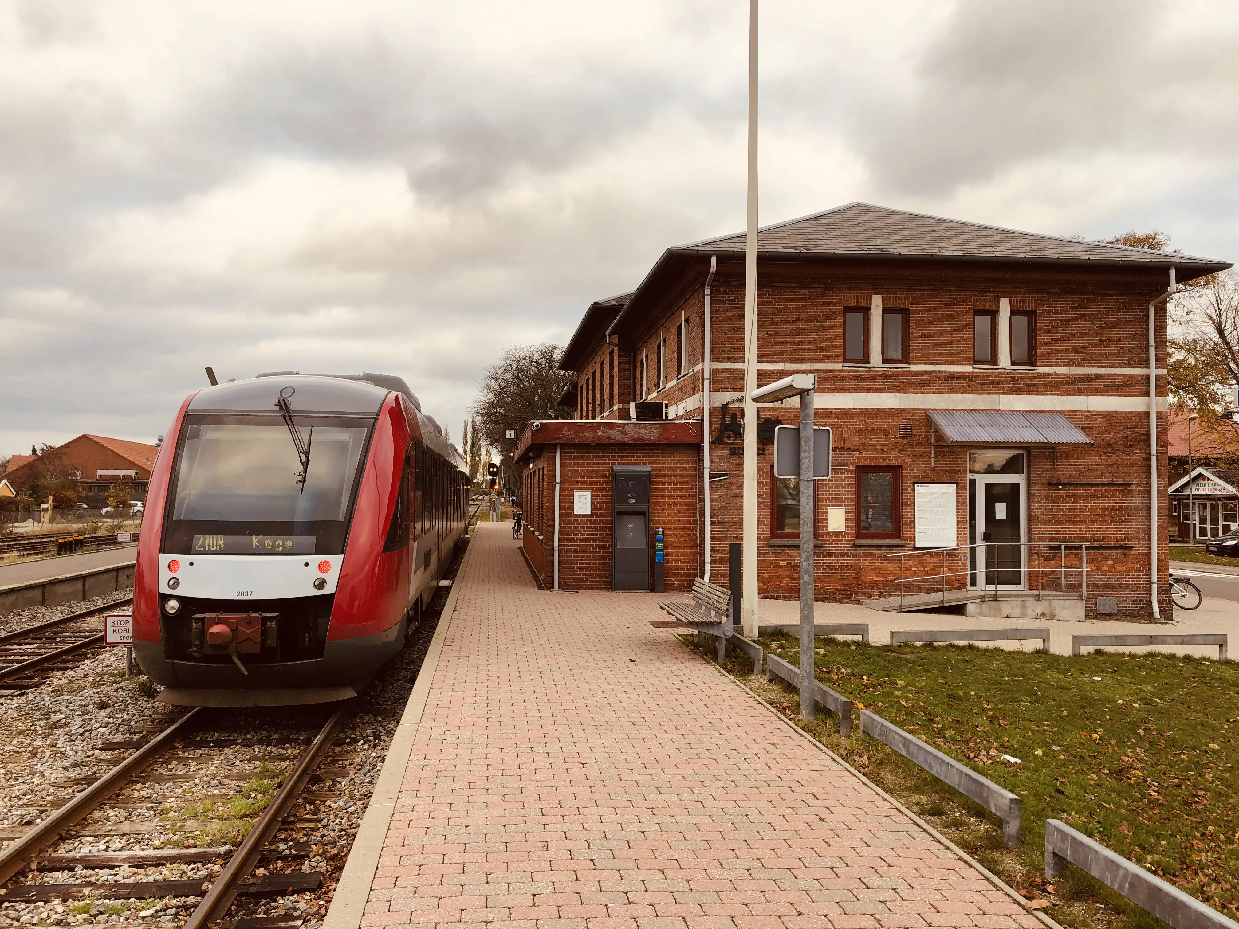 Billede af LT 2037-2137, tidligere RTOG 2037-2137 fotograferet ud for Hårlev Station. Billede af LT 2037-2137, tidligere RTOG 2037-2137 fotograferet ud for Hårlev Station.