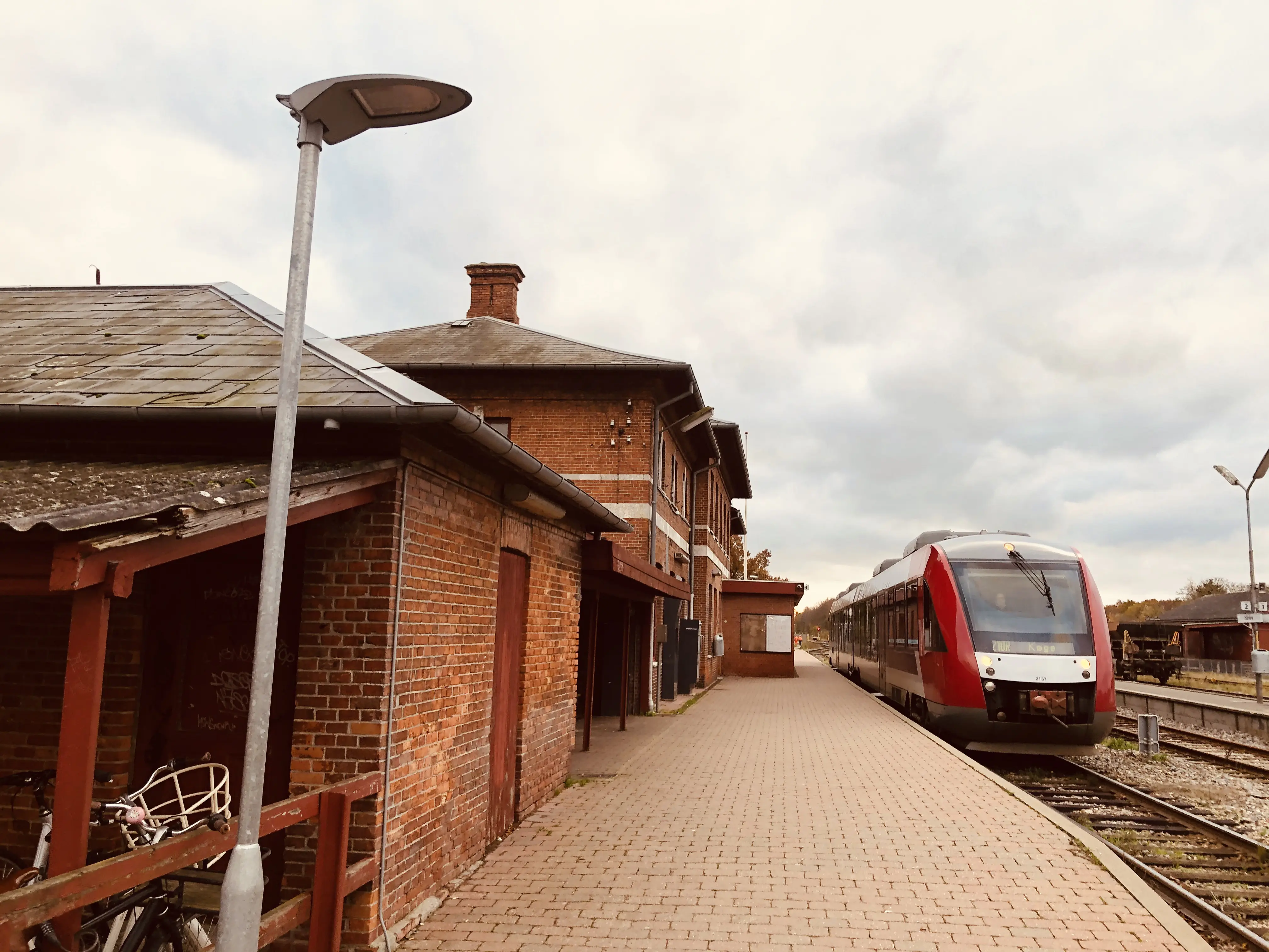 Billede af LT 2037-2137, tidligere RTOG 2037-2137 fotograferet ud for Hårlev Station. Billede af LT 2037-2137, tidligere RTOG 2037-2137 fotograferet ud for Hårlev Station.