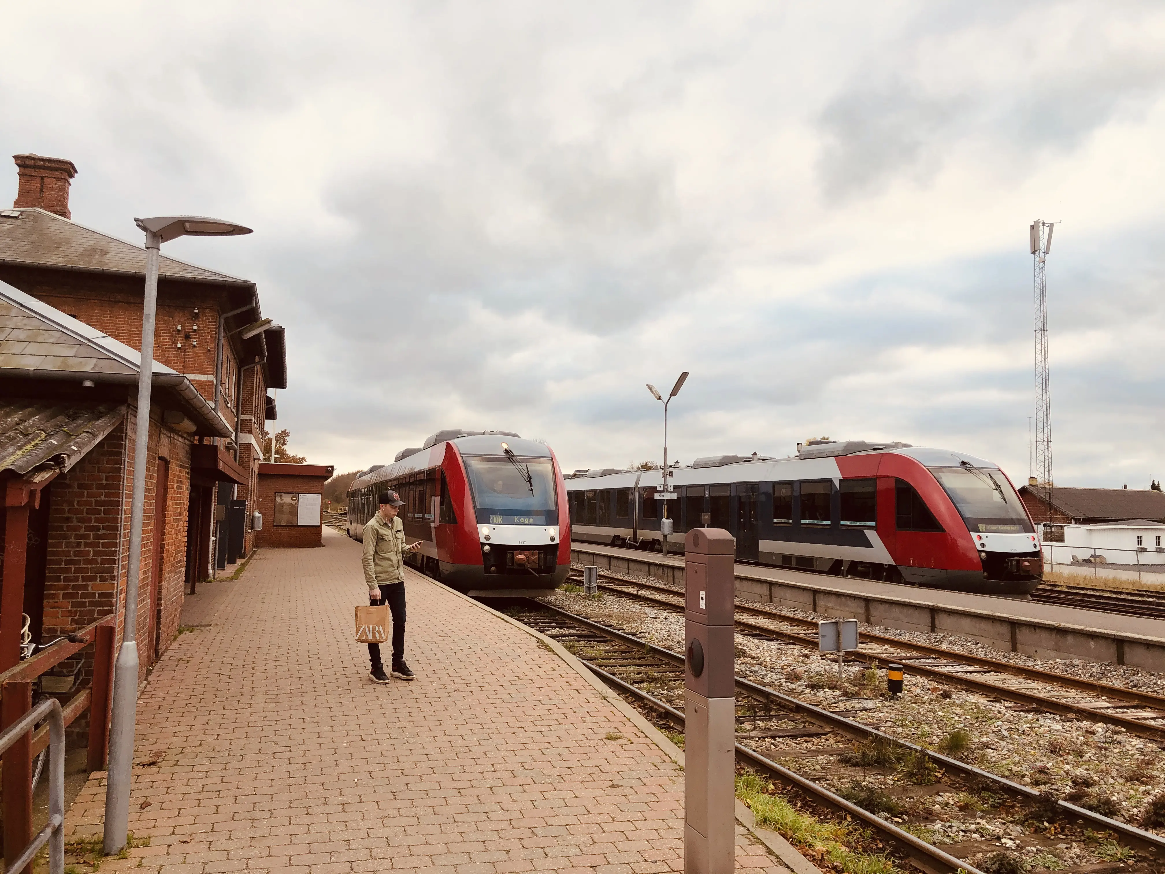 Billede af LT 2035-2135, tidligere RTOG 2035-2135 fotograferet ud for Hårlev Station.