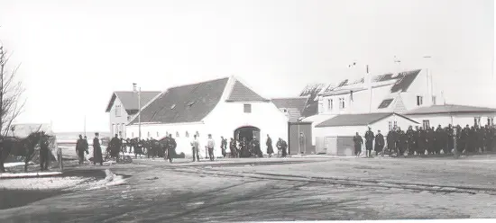 Her ses en større del af sikringsstyrken ved Knudshoved Station under Første Verdenskrig. Bemærk sporet i forgrunden. Her ses en større del af sikringsstyrken ved Knudshoved Station under Første Verdenskrig. Bemærk sporet i forgrunden.