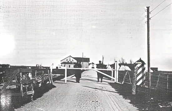 Billede af Knudshoved Station med to militærpersoner, der bevogter indkørslen. I baggrunden til højre ses en teltlejr. Fotograf og årstal er ukendte, men må være fra Første Verdenskrig i perioden 1914-18, hvor Knudshoved var overtaget af "Batteriet Bardenfleth". Med kanoner skulle Storebælt dækkes fra Fynssiden, og indsejlingen til Nyborg Billede af Knudshoved Station med to militærpersoner, der bevogter indkørslen. I baggrunden til højre ses en teltlejr. Fotograf og årstal er ukendte, men må være fra Første Verdenskrig i perioden 1914-18, hvor Knudshoved var overtaget af "Batteriet Bardenfleth". Med kanoner skulle Storebælt dækkes fra Fynssiden, og indsejlingen til Nyborg