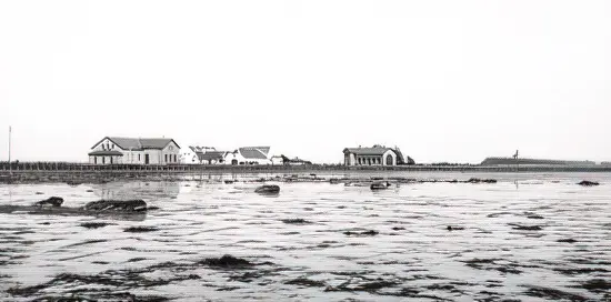 Billede af Knudshoved Station omkring 1899 set fra vest med stationsbygningen til venstre og remisen til højre. Det tidligere fyr ses også. Det nuværende fyrtårn er fra 1948 og noget højere. Til gengæld er fyrbakken blevet mindre. Sporet fortsætter mod Slipshavn Billede af Knudshoved Station omkring 1899 set fra vest med stationsbygningen til venstre og remisen til højre. Det tidligere fyr ses også. Det nuværende fyrtårn er fra 1948 og noget højere. Til gengæld er fyrbakken blevet mindre. Sporet fortsætter mod Slipshavn