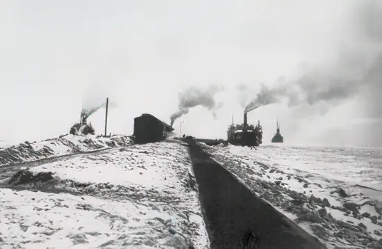 Billede af persontog på Knudshoved-molen ud for Knudshoved Station. Ved molehovedet ses DSB-isbryderen "Mjølner" og isbryderfærgen "Jylland". I baggrunden statsisbryderen "Lillebjørn". Isvinteren 1929