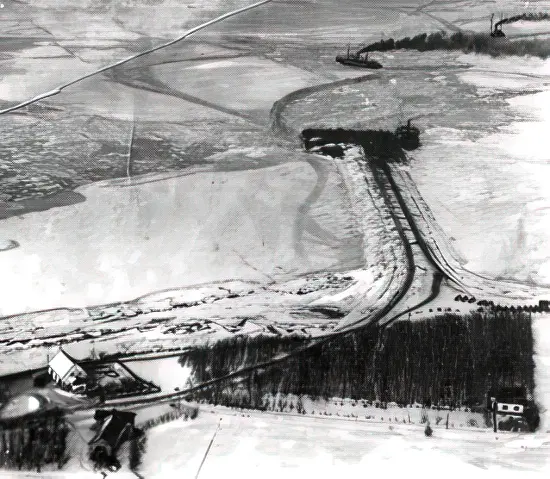 Billede af Knudshoved-molen ved Knudshoved Station - her set fra luften - isvinteren 1929.