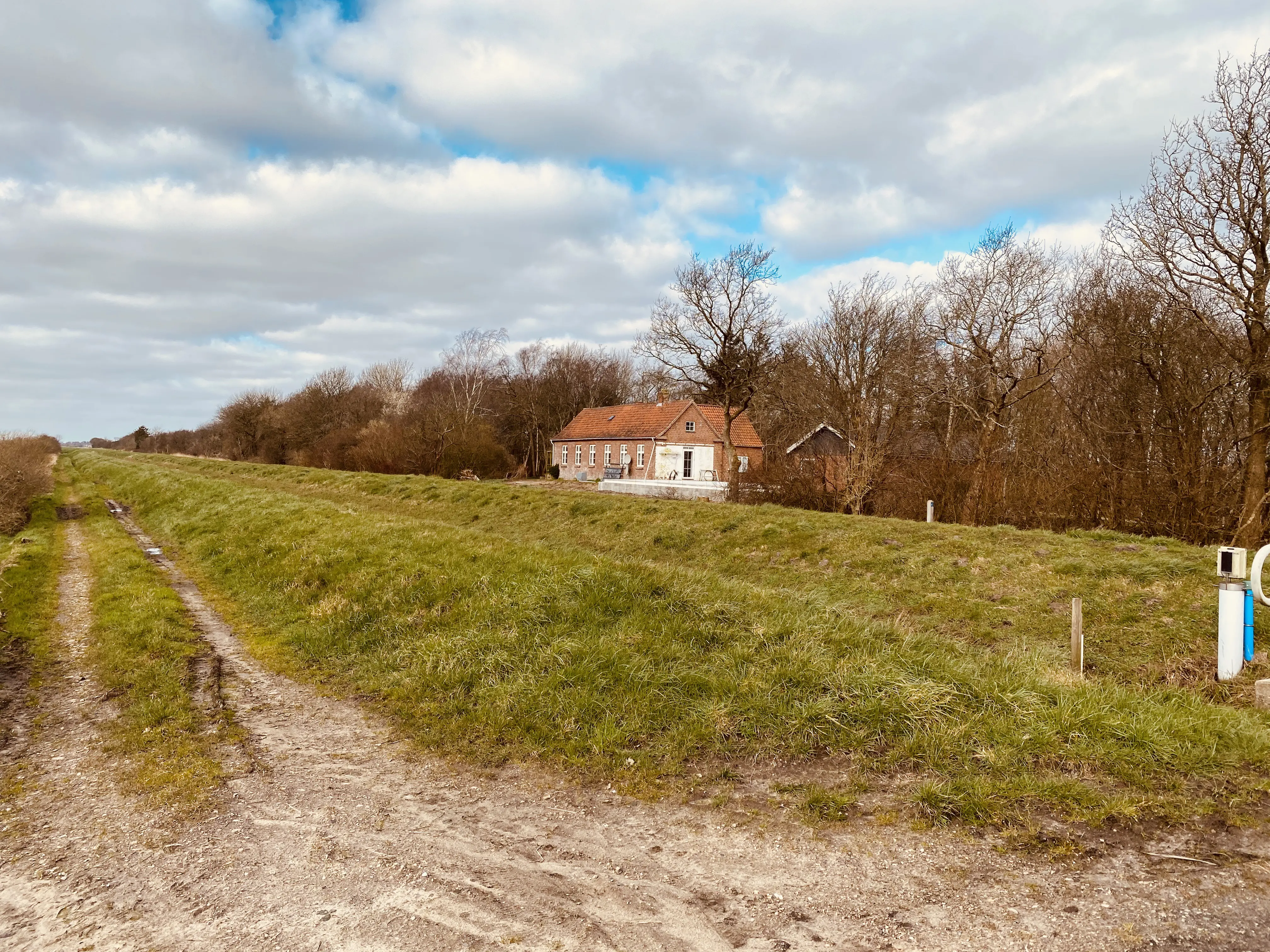 Billede af Daler Holdeplads, som blev nedrevet i 1923 og afløst af en rødstensbygning, som i 1947 overgik til beboelse. Billede af Daler Holdeplads, som blev nedrevet i 1923 og afløst af en rødstensbygning, som i 1947 overgik til beboelse.