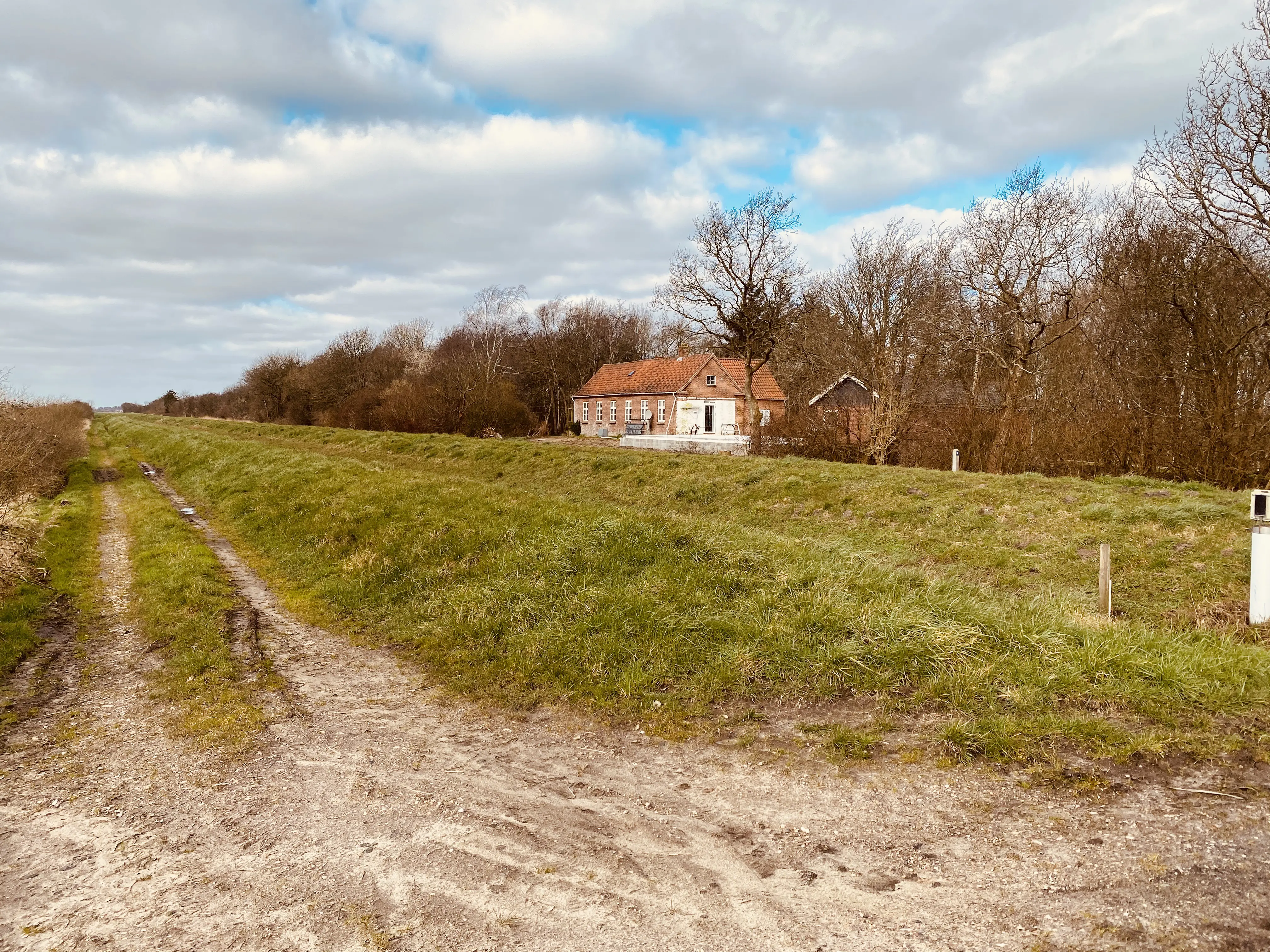 Billede af Daler Holdeplads, som blev nedrevet i 1923 og afløst af en rødstensbygning, som i 1947 overgik til beboelse.