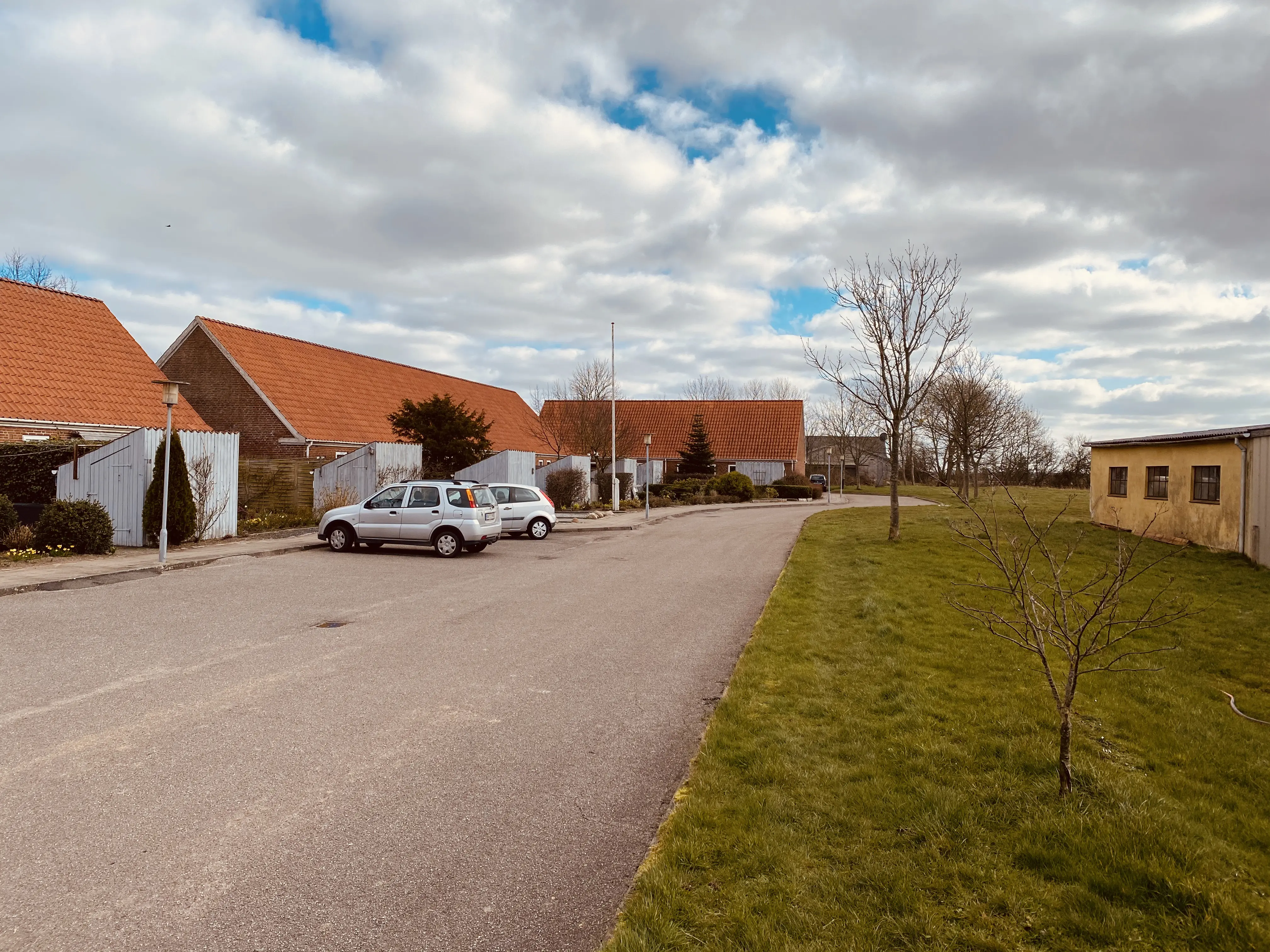 Billede af Højer Station, som blev nedrevet i 1982 (eller måske først i 1985?) og har ligget bagerst i billedet. Billede af Højer Station, som blev nedrevet i 1982 (eller måske først i 1985?) og har ligget bagerst i billedet.