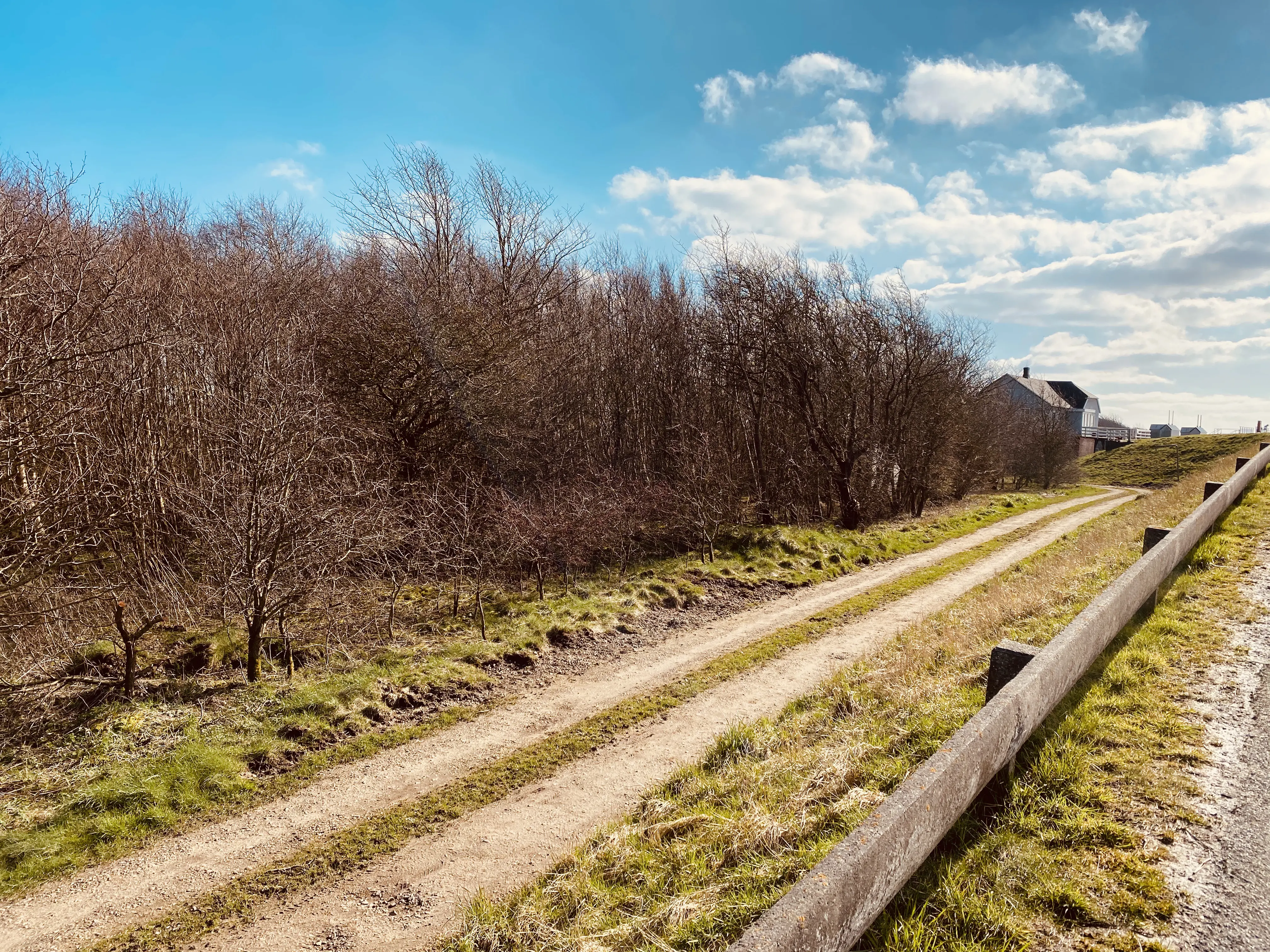 Højer Sluse Station station er nedrevet og har ligget til højre i dette billede.