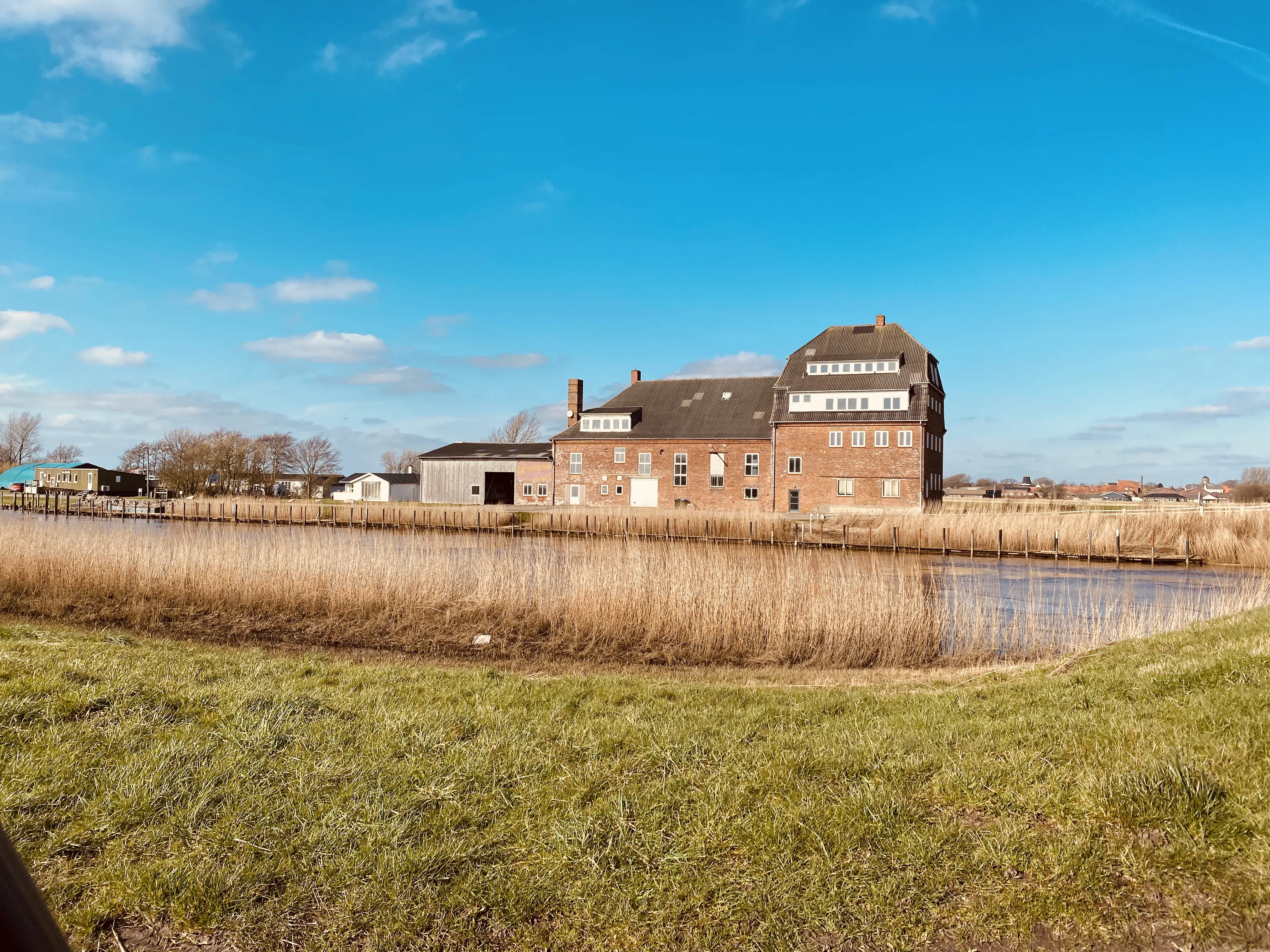 Højer Sluse Station station havde et havnesport, som endte her ved Tangmelsfabrikken eller Vidåfabrikken, som blev grundlagt i 1918.