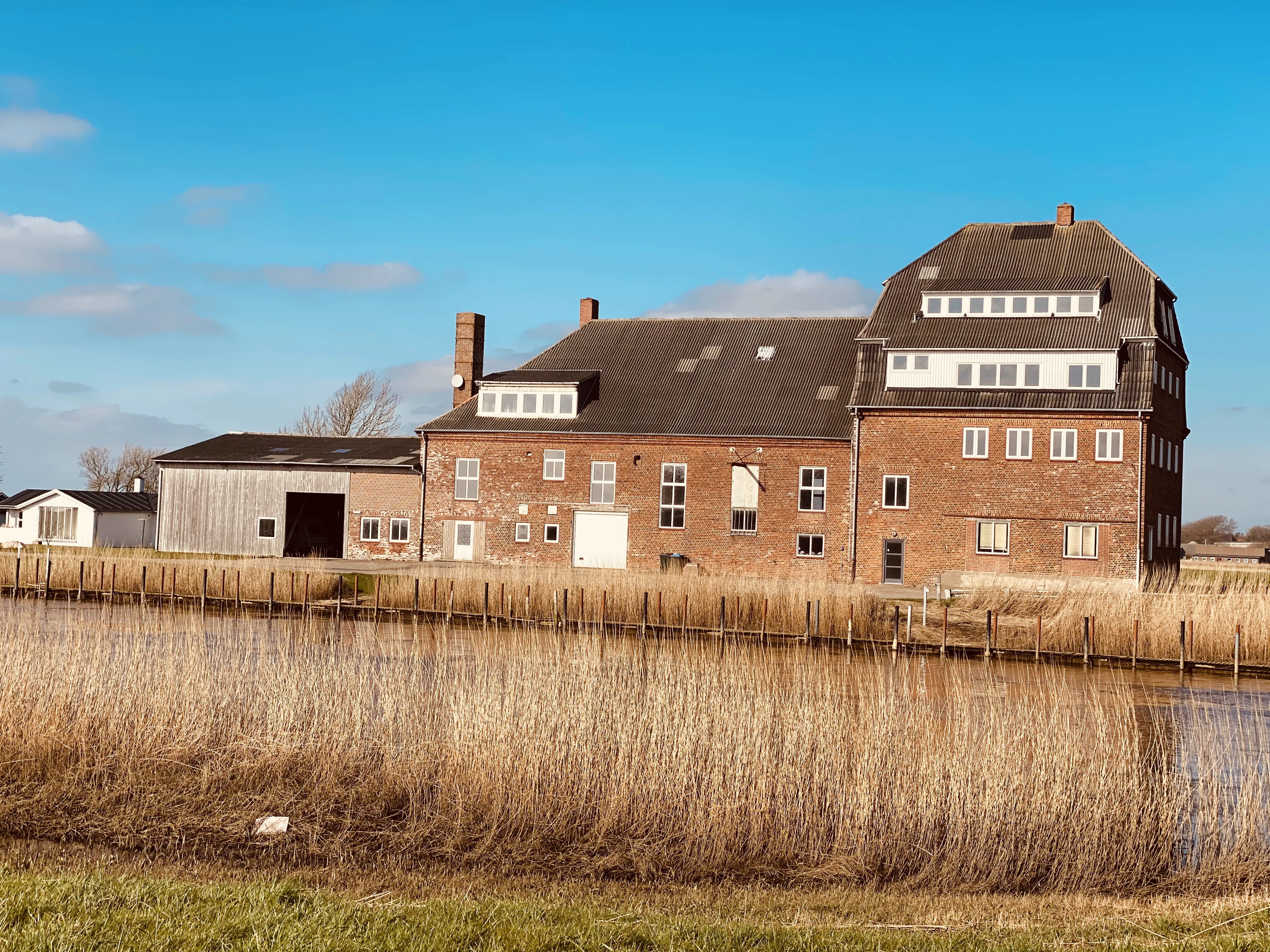 Højer Sluse Station station havde et havnesport, som endte her ved Tangmelsfabrikken eller Vidåfabrikken, som blev grundlagt i 1918.