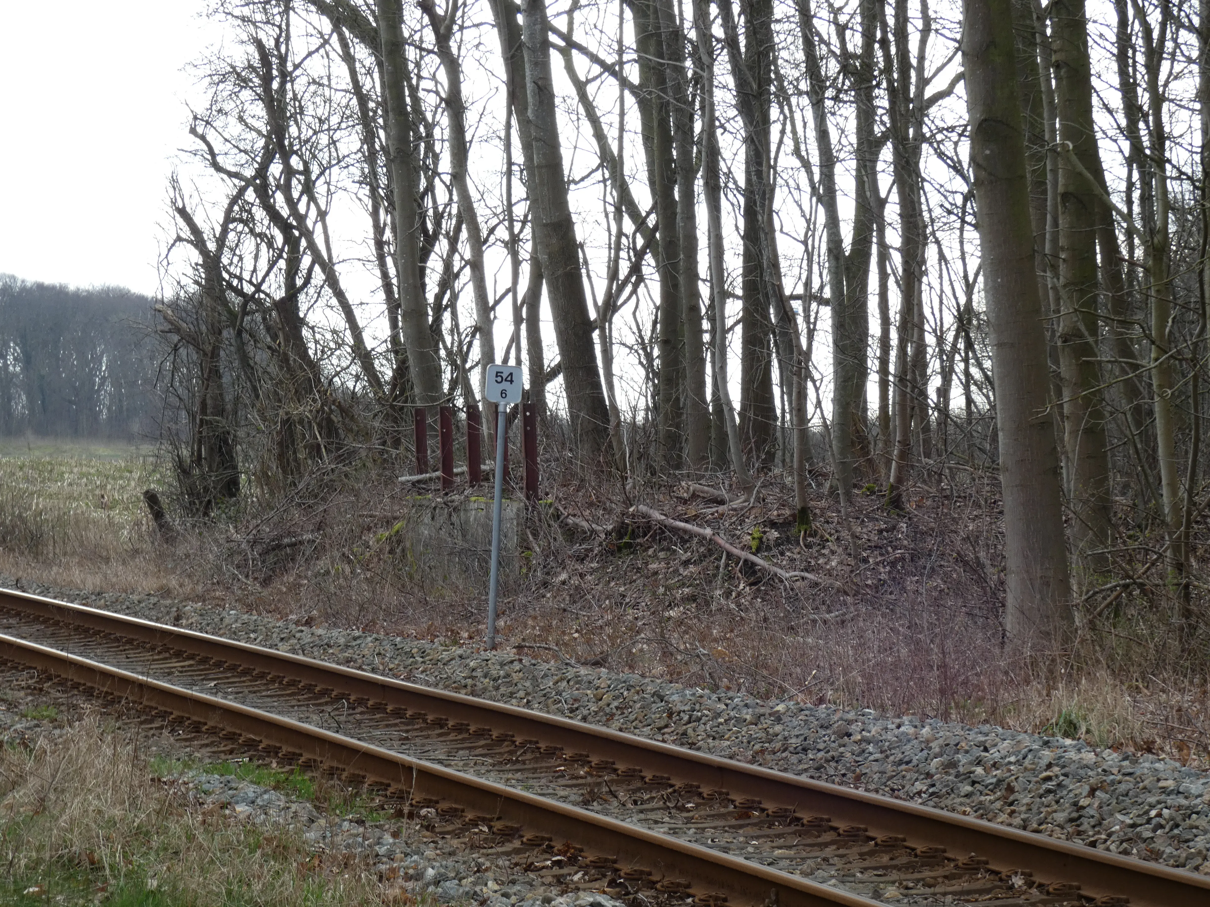 Billede af resterne af den gamle læsserampe på Visby Station.