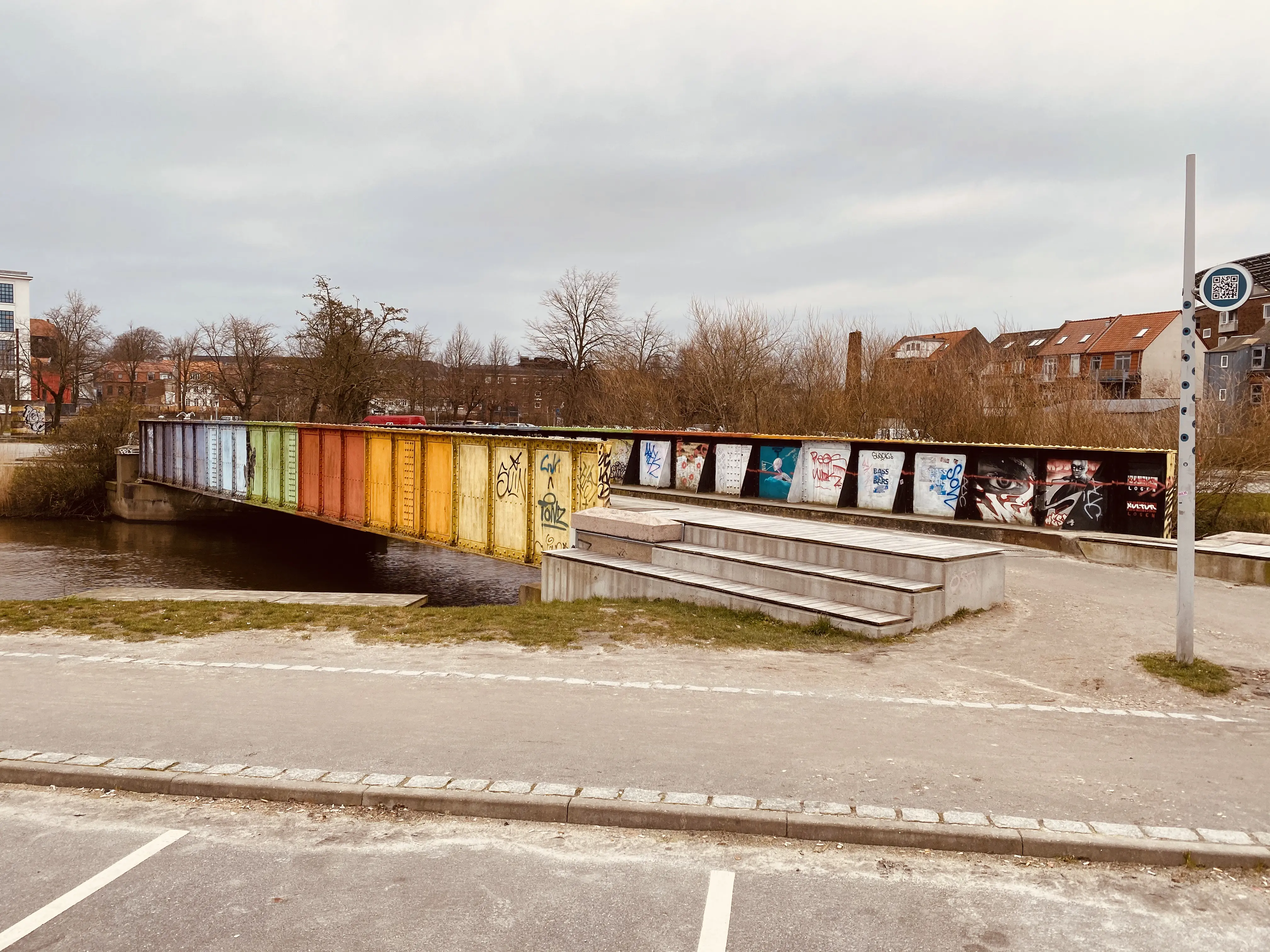Billede af "Den skæve bro" ved Kolding Sydbanegård. Broen forbandt Kolding Sydbaner med Statsbanegården. Billede af "Den skæve bro" ved Kolding Sydbanegård. Broen forbandt Kolding Sydbaner med Statsbanegården.