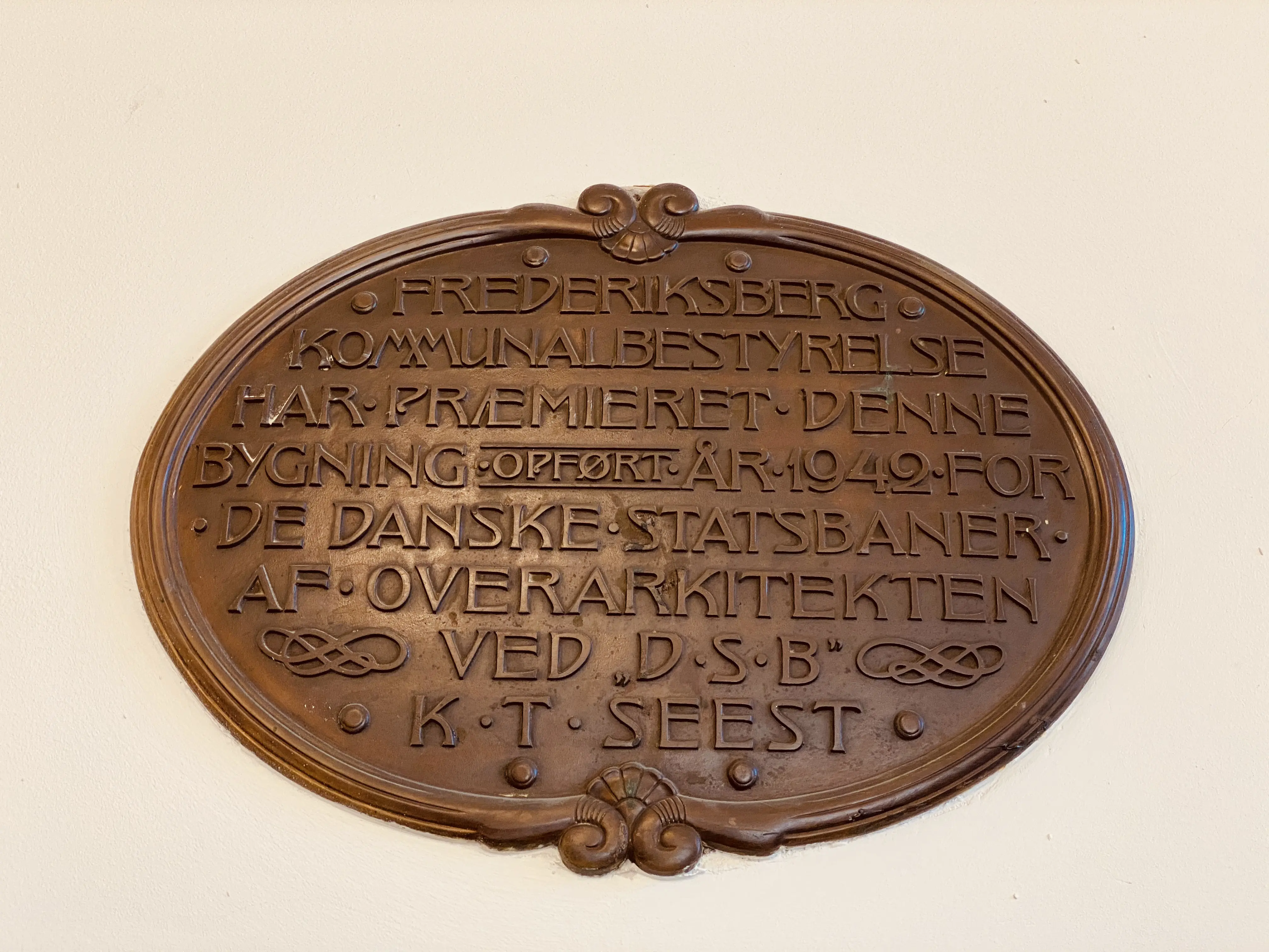 Billede af Peter Bangs Vej S-togstrinbræt blev præmieret i Frederiksbergs Kommunes præmieringsordning i 1942 med en udmærkelse for et pænt og præsentabelt byggeri. Billede af Peter Bangs Vej S-togstrinbræt blev præmieret i Frederiksbergs Kommunes præmieringsordning i 1942 med en udmærkelse for et pænt og præsentabelt byggeri.