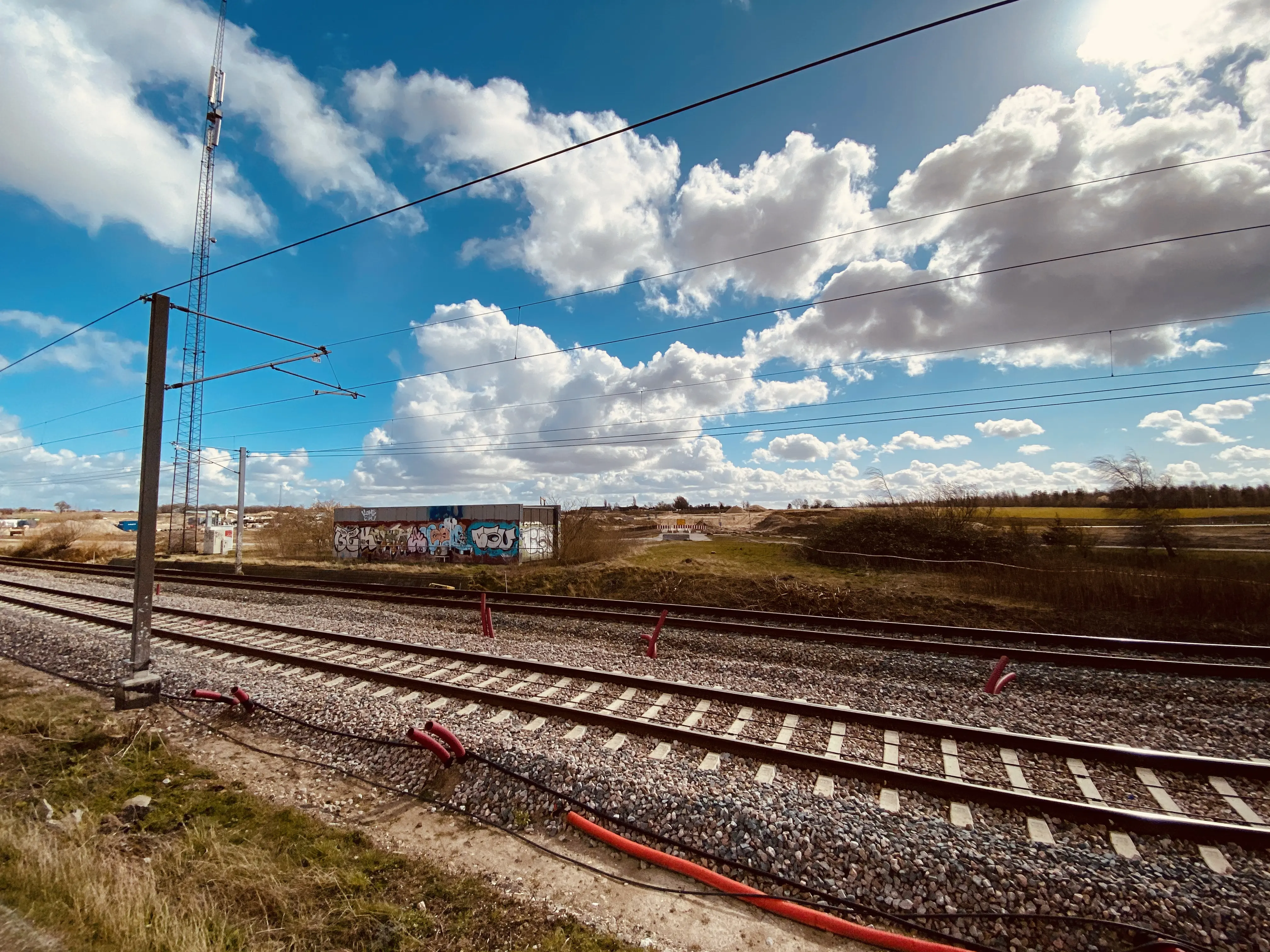 Billede af der hvor det nedrevne Oppe-Sundby Trinbræt har ligget på modsatte side af sporet. Billede af der hvor det nedrevne Oppe-Sundby Trinbræt har ligget på modsatte side af sporet.