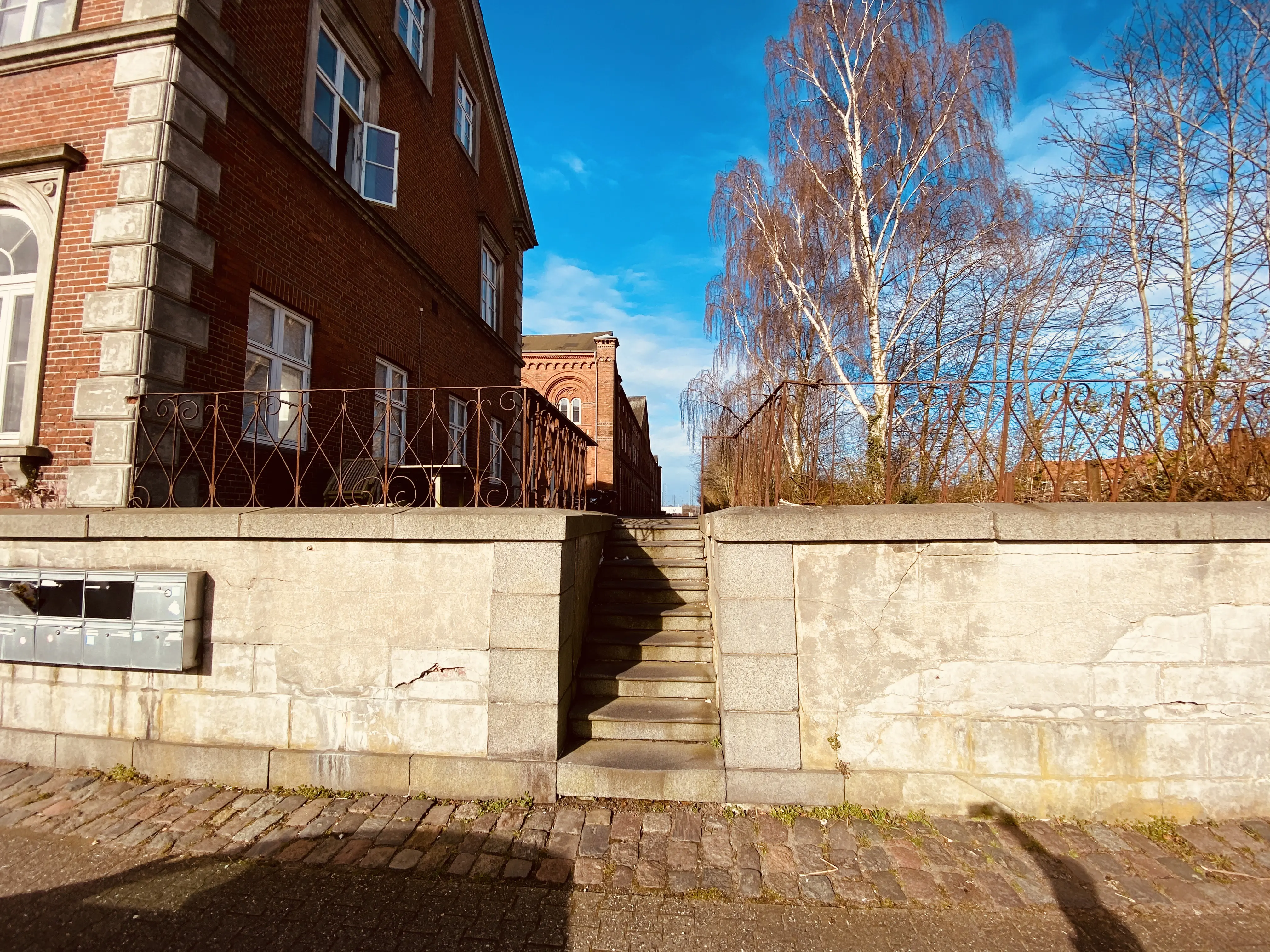 Billede af den slidte trappe til perron 1 på Fredericia Banegård, der var i brug 1869-1935. Billede af den slidte trappe til perron 1 på Fredericia Banegård, der var i brug 1869-1935.