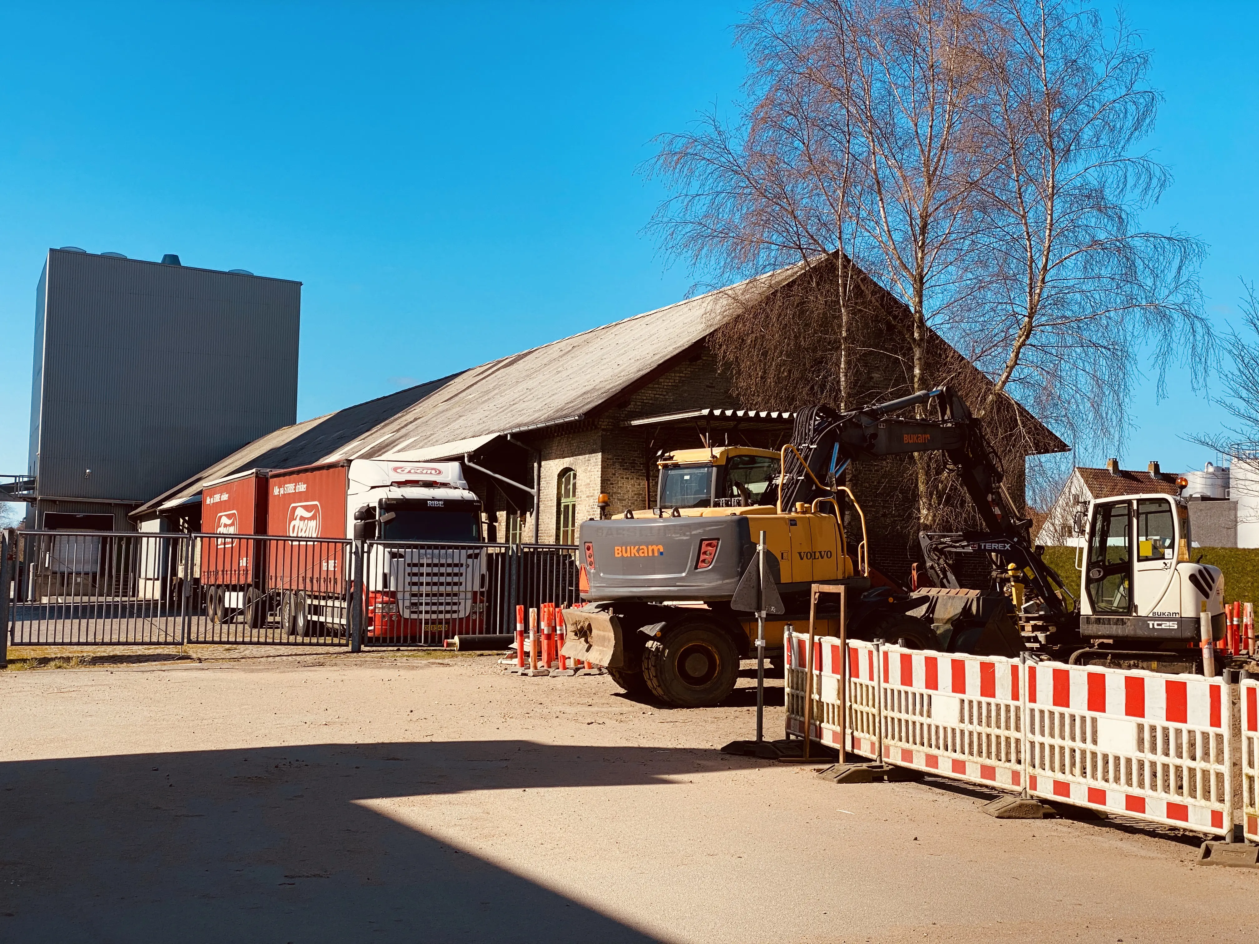 Billede af Haderslev Vestbanegård, som blev nedrevet i 1985 (Stationsbygningen), men varehuset eksister stadig og blev overtaget af Fuglsang.