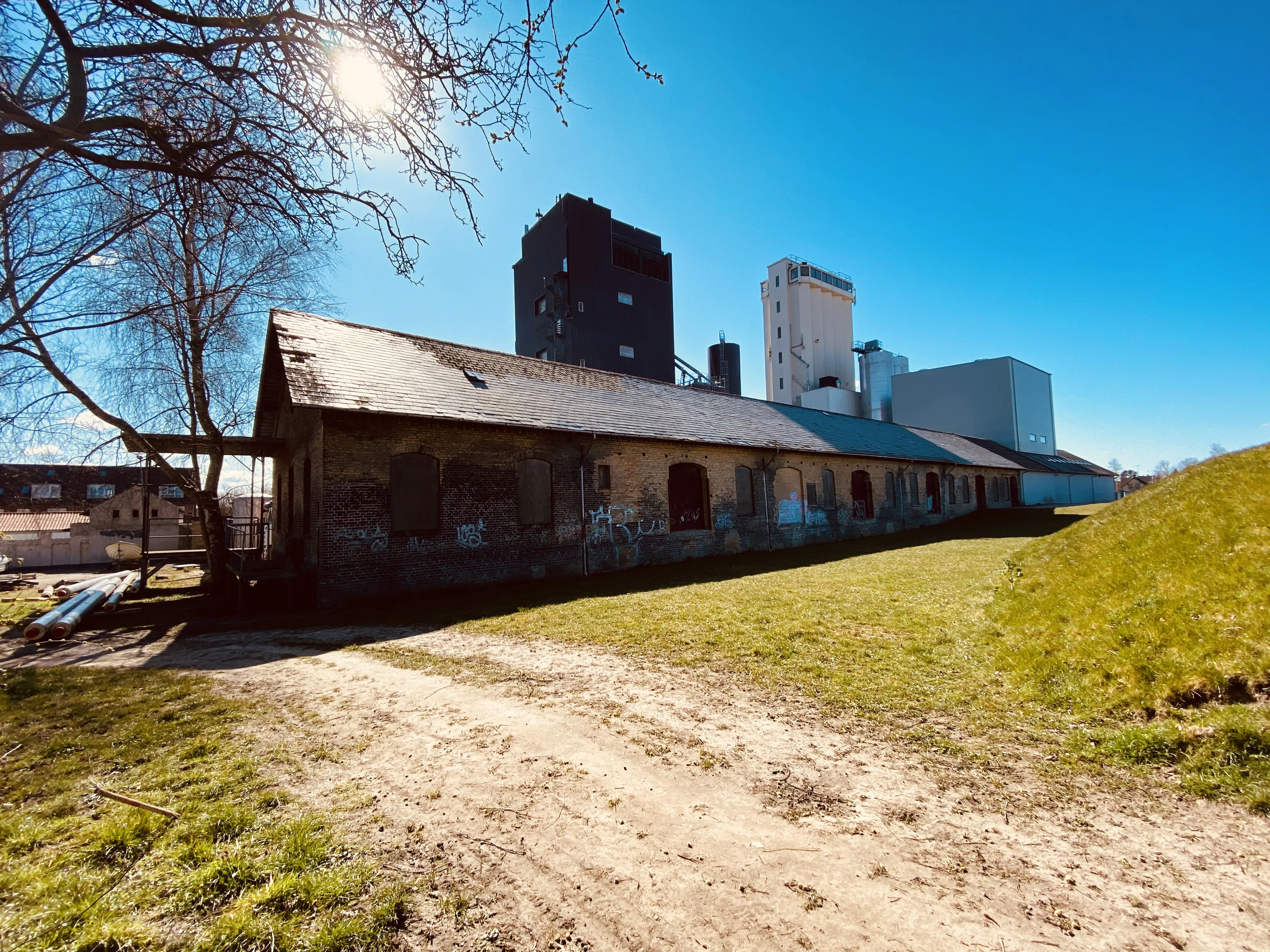 Billede af Haderslev Vestbanegård, som blev nedrevet i 1985 (Stationsbygningen), men varehuset eksister stadig og blev overtaget af Fuglsang.