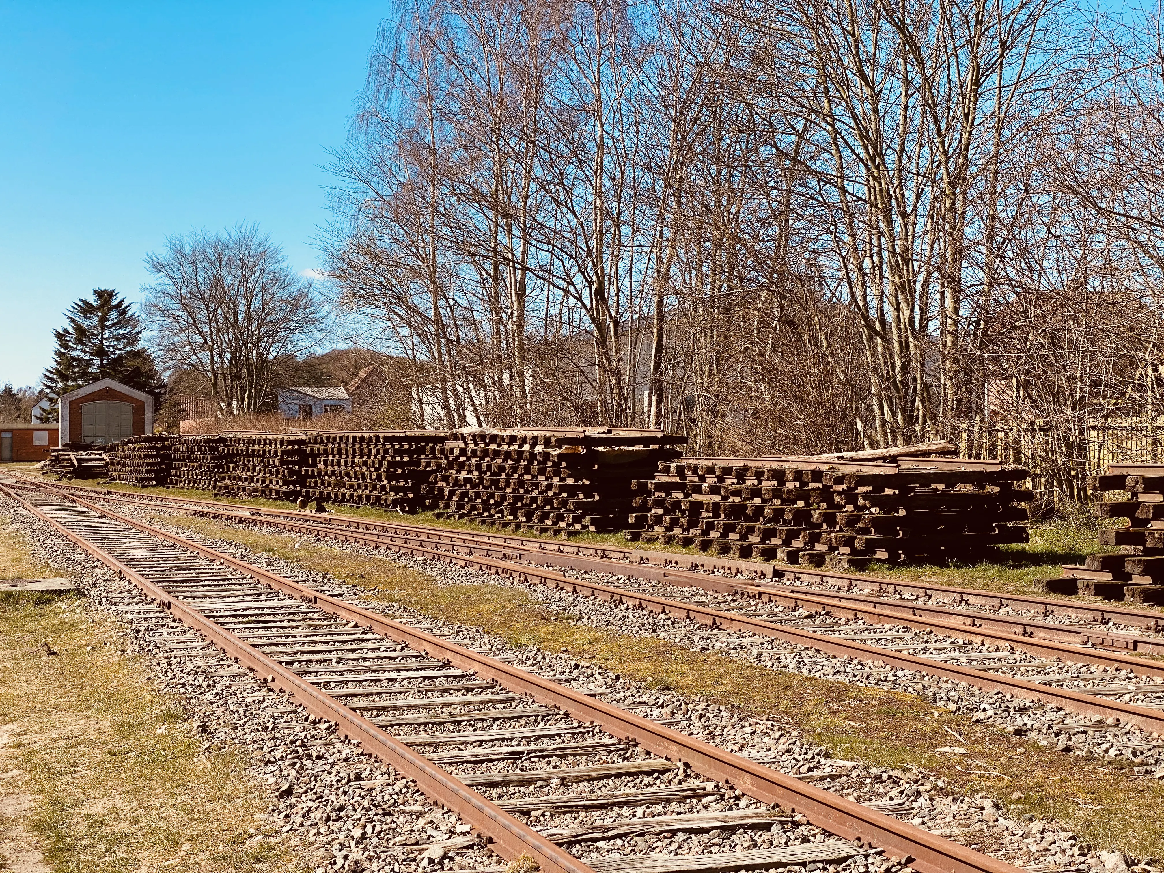 Billede af Haderslev Vestbanegård, som blev nedrevet 1985 (Stationsbygningen), men motorremisen fra 1951 eksistere stadig i 2020.