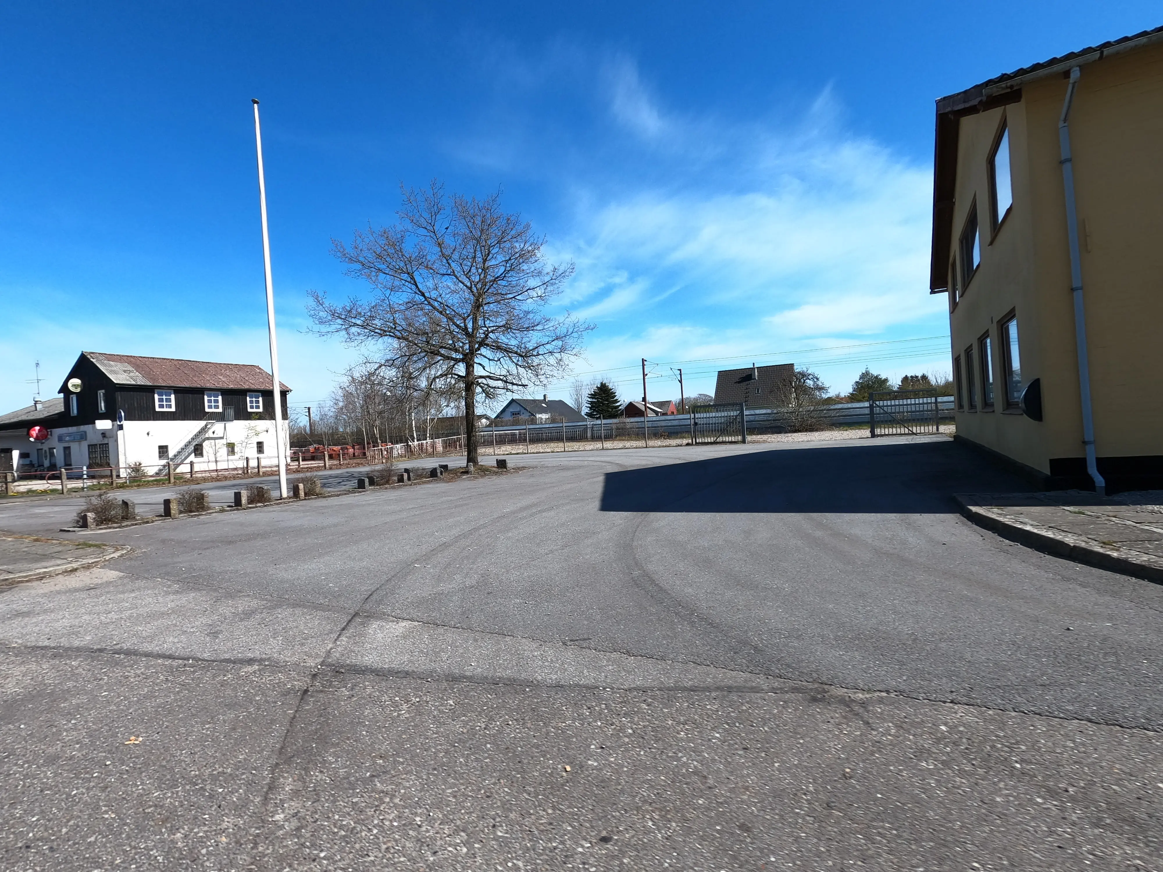 Billede af Hovslund Stationsby Krydsningsstation, som er nedrevet, men den har ligget her. Billede af Hovslund Stationsby Krydsningsstation, som er nedrevet, men den har ligget her.