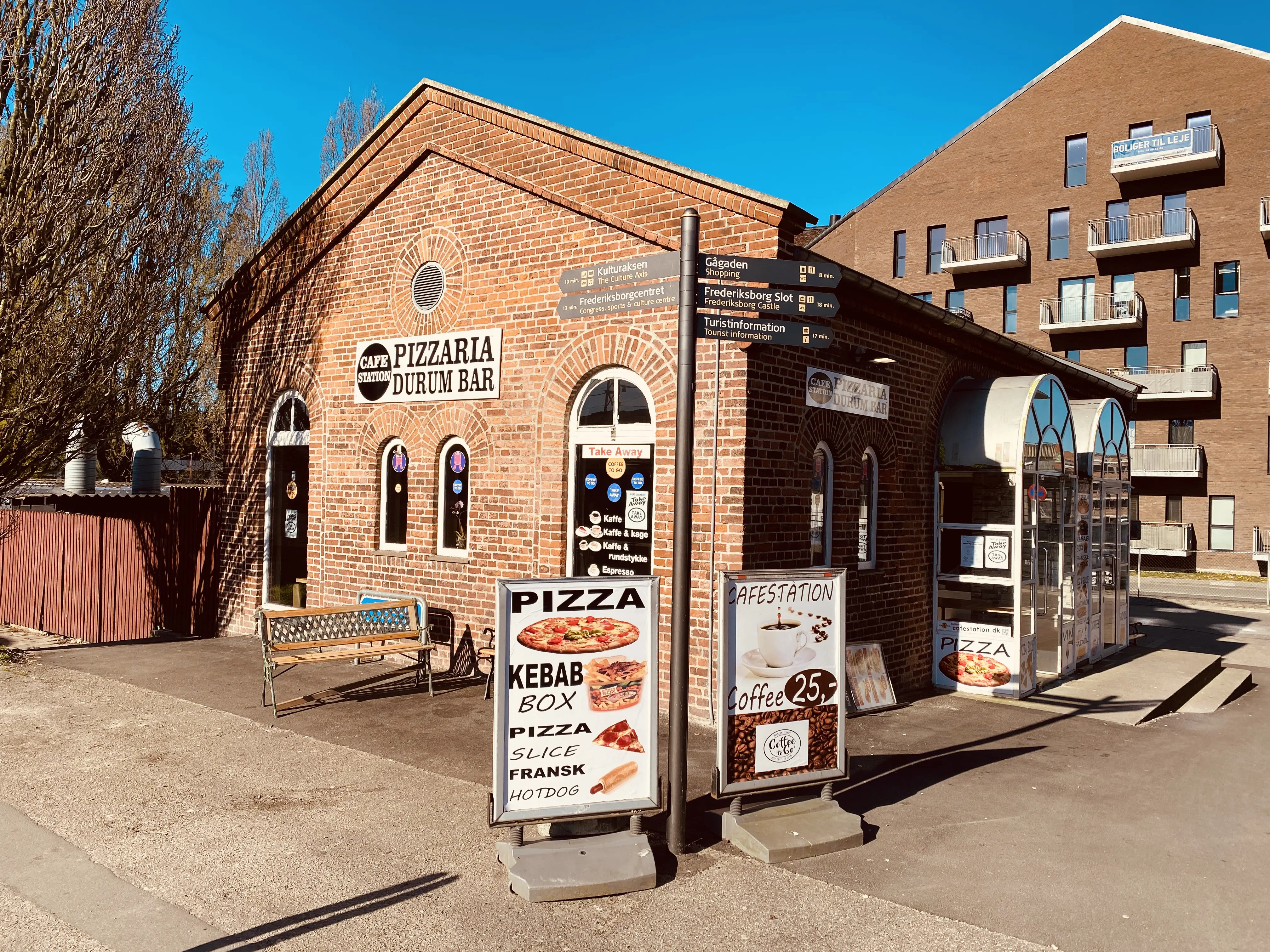 Billede af Hillerød Stations retiradebygning. Billede af Hillerød Stations retiradebygning.