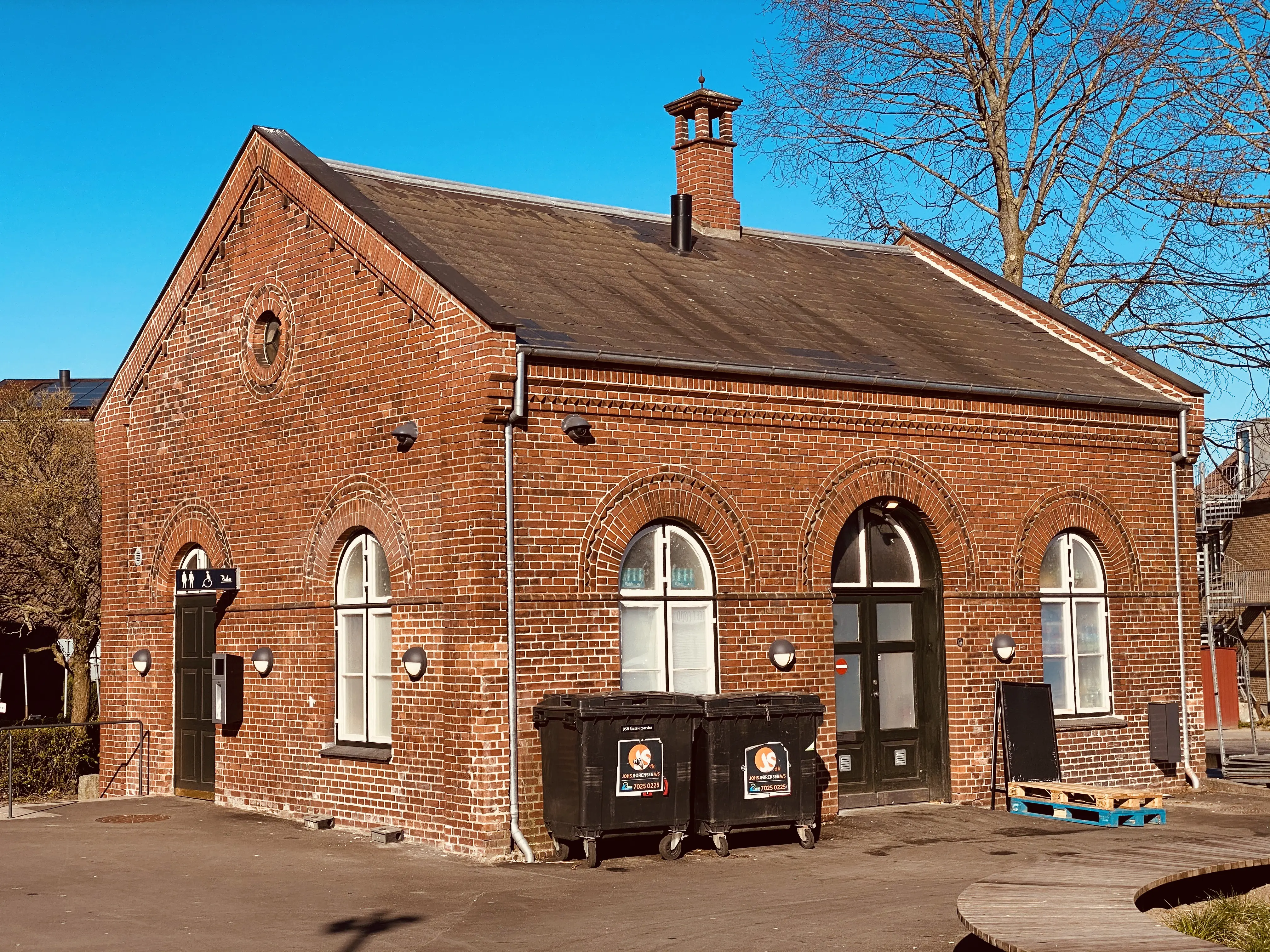 Billede af den tidligere postbygning ved Hillerød Station.