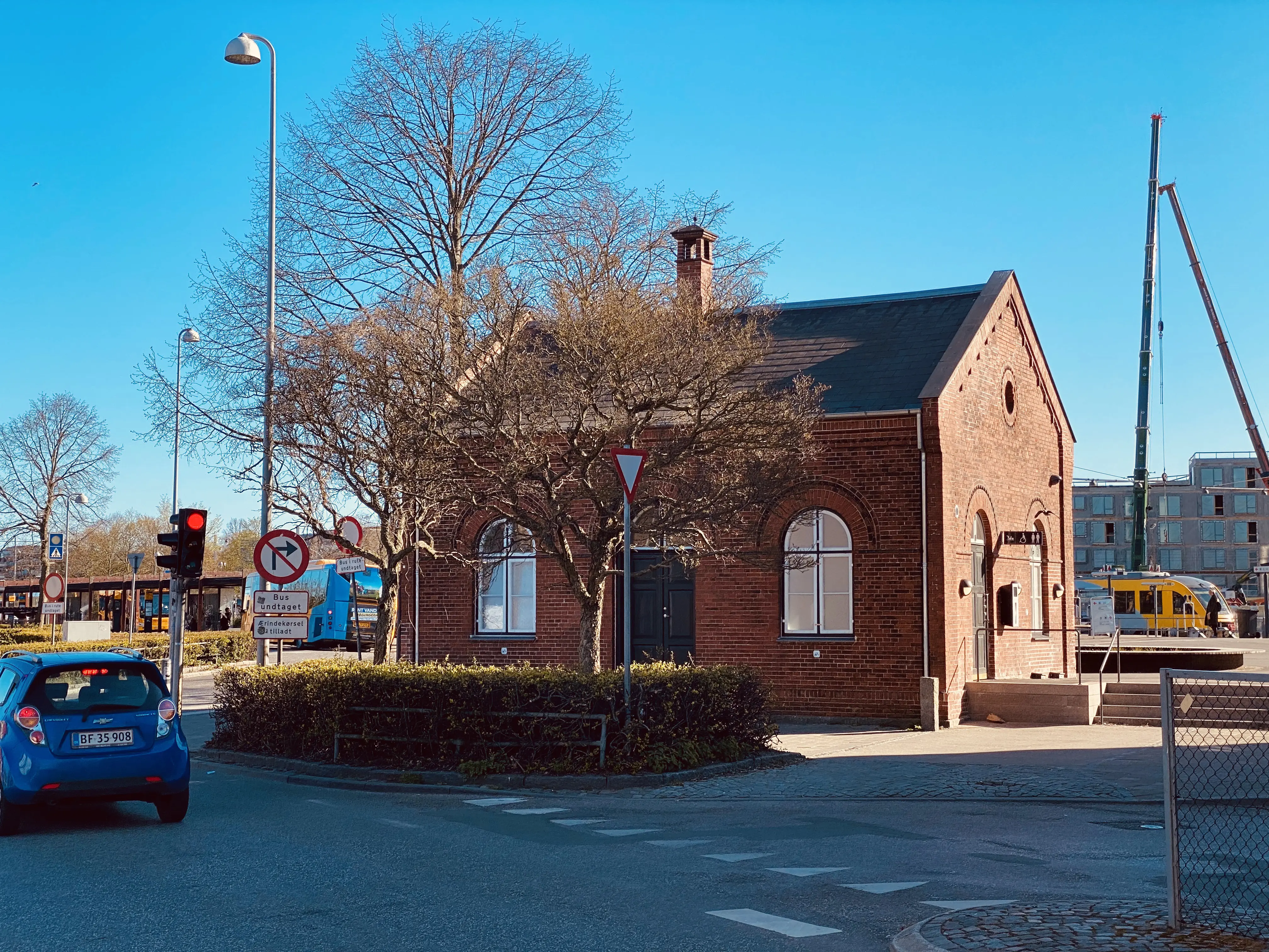 Billede af den tidligere postbygning ved Hillerød Station. Billede af den tidligere postbygning ved Hillerød Station.