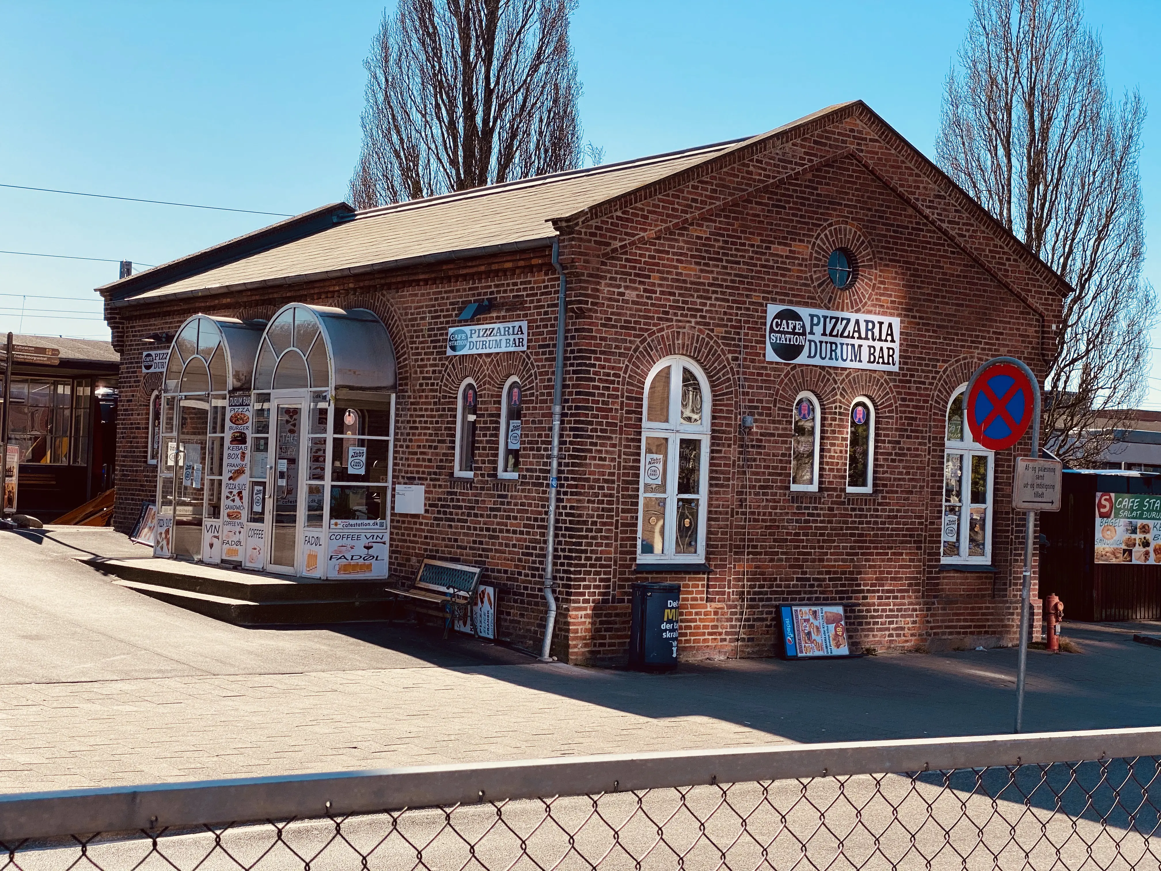 Billede af Hillerød Stations retiradebygning.