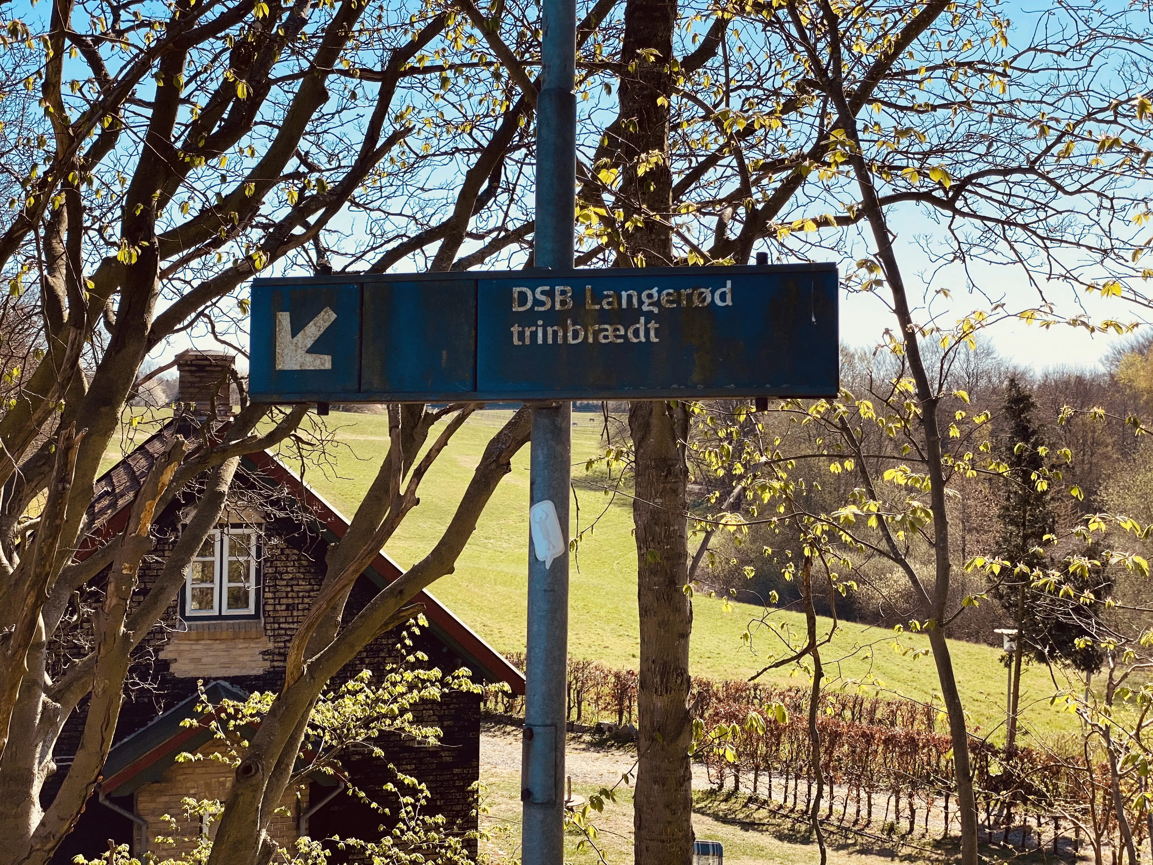 Billede af Langerød Trinbræt, hvor Trinbræt er stavet som "trinbrædt" med "d". Billede af Langerød Trinbræt, hvor Trinbræt er stavet som "trinbrædt" med "d".