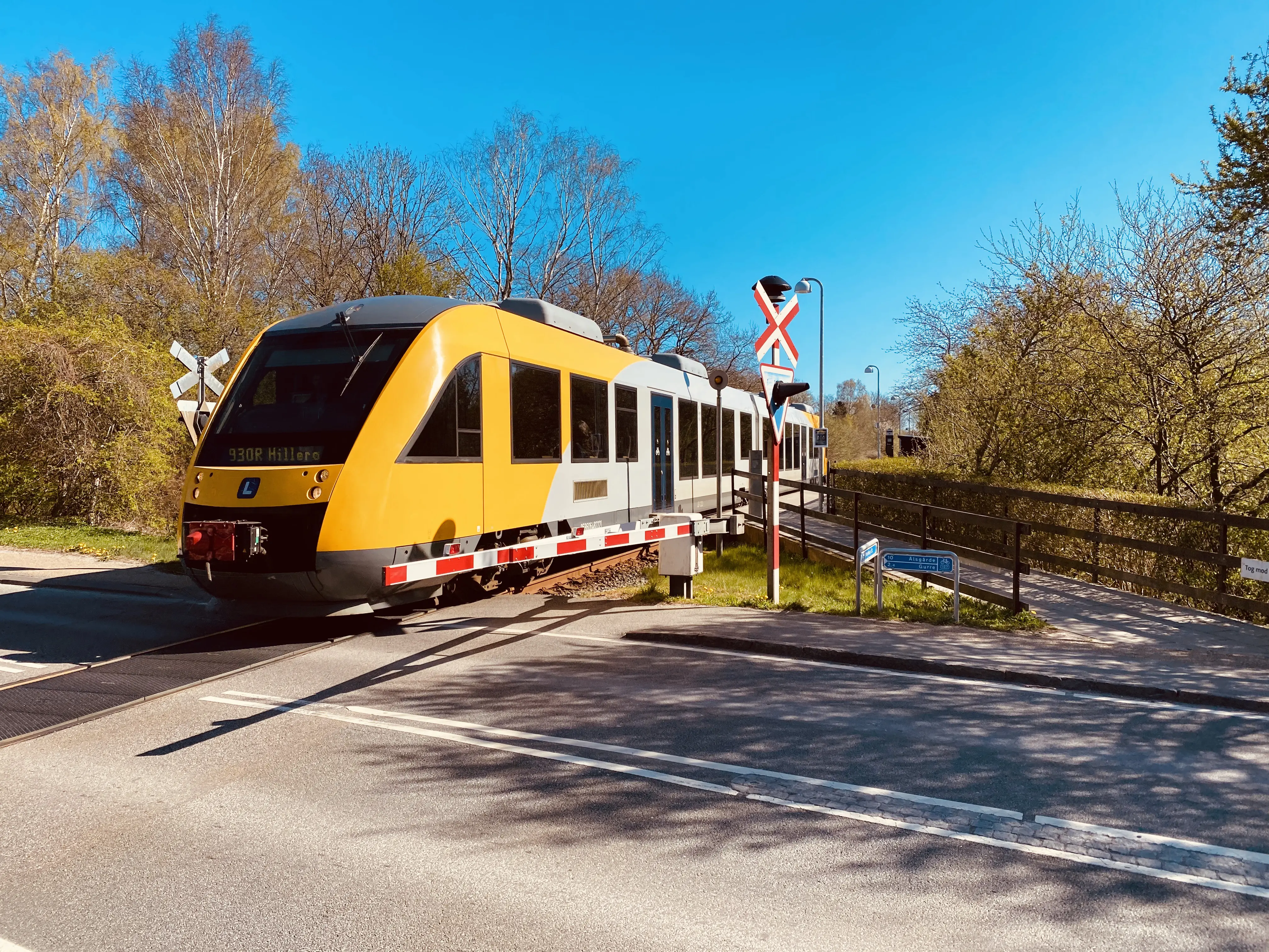Billede af LT 121-221, tidligere LB 121-221 fotograferet ud for Mørdrup Trinbræt. Billede af LT 121-221, tidligere LB 121-221 fotograferet ud for Mørdrup Trinbræt.