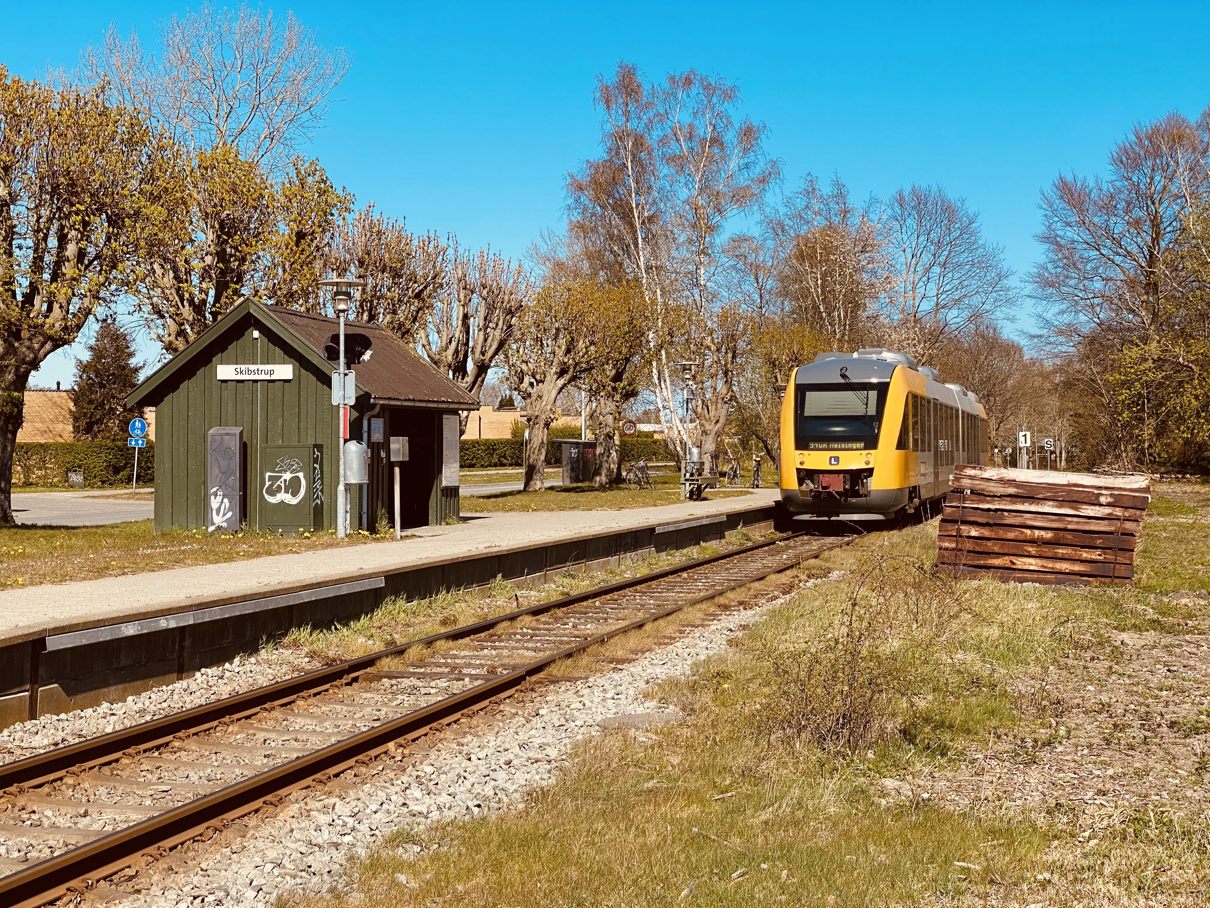 Billede af LT 111-211, tidligere LB 111-211 fotograferet ud for Skibstrup Trinbræt. Billede af LT 111-211, tidligere LB 111-211 fotograferet ud for Skibstrup Trinbræt.