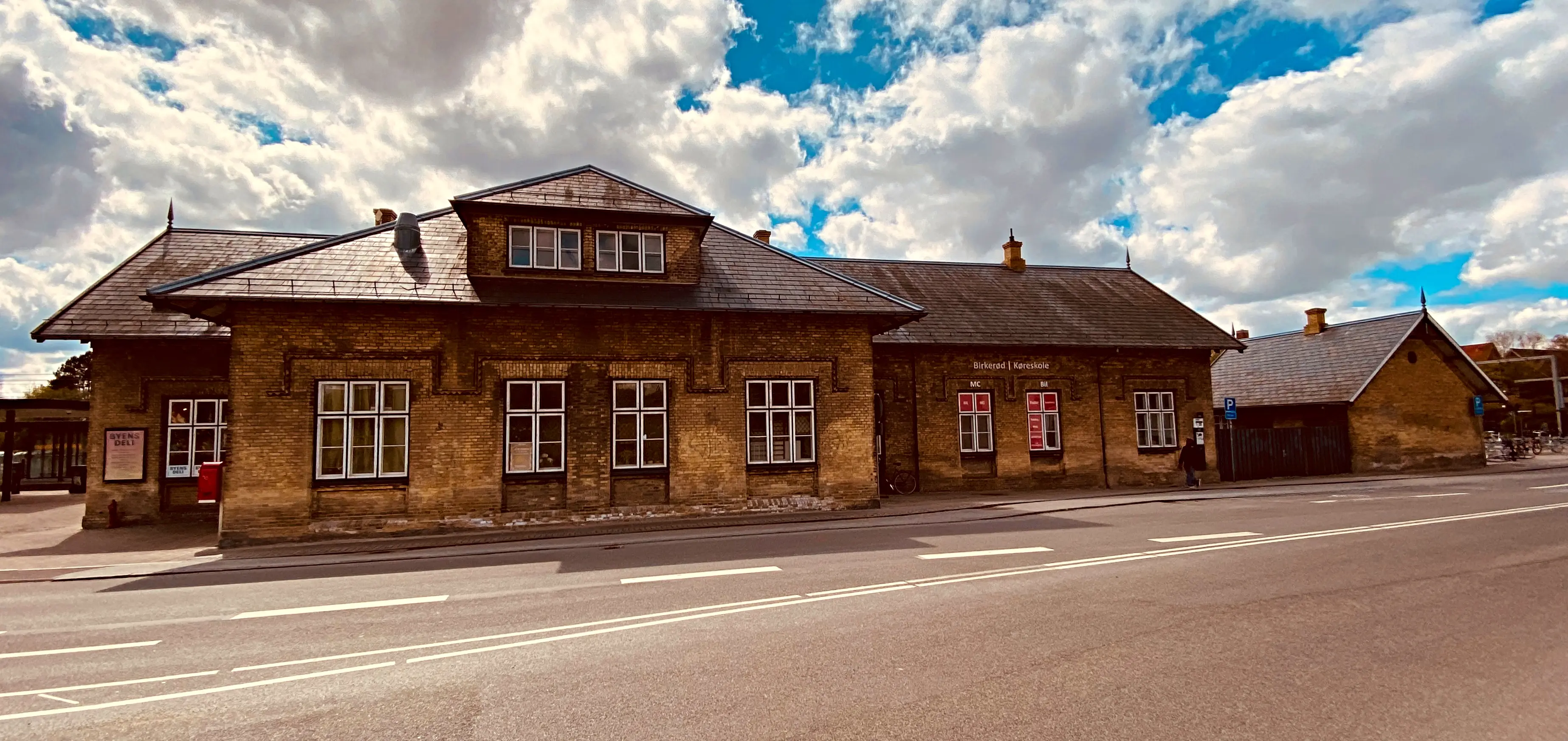 Billede af Birkerød Station set fra vejsiden. Billede af Birkerød Station set fra vejsiden.