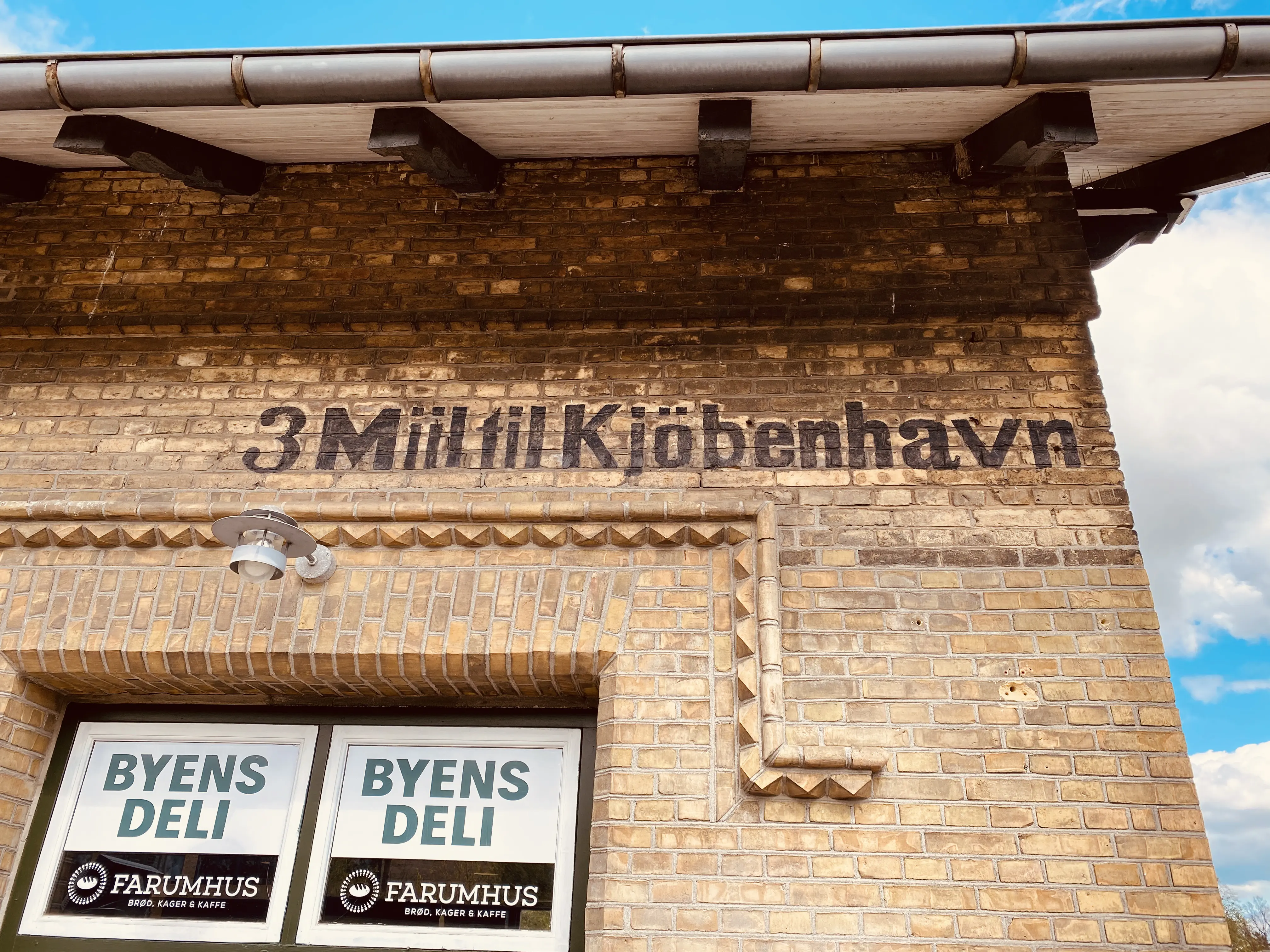 Billede af Birkerød Station med bemaling: 3 Miil til Kjöbenhavn. Billede af Birkerød Station med bemaling: 3 Miil til Kjöbenhavn.