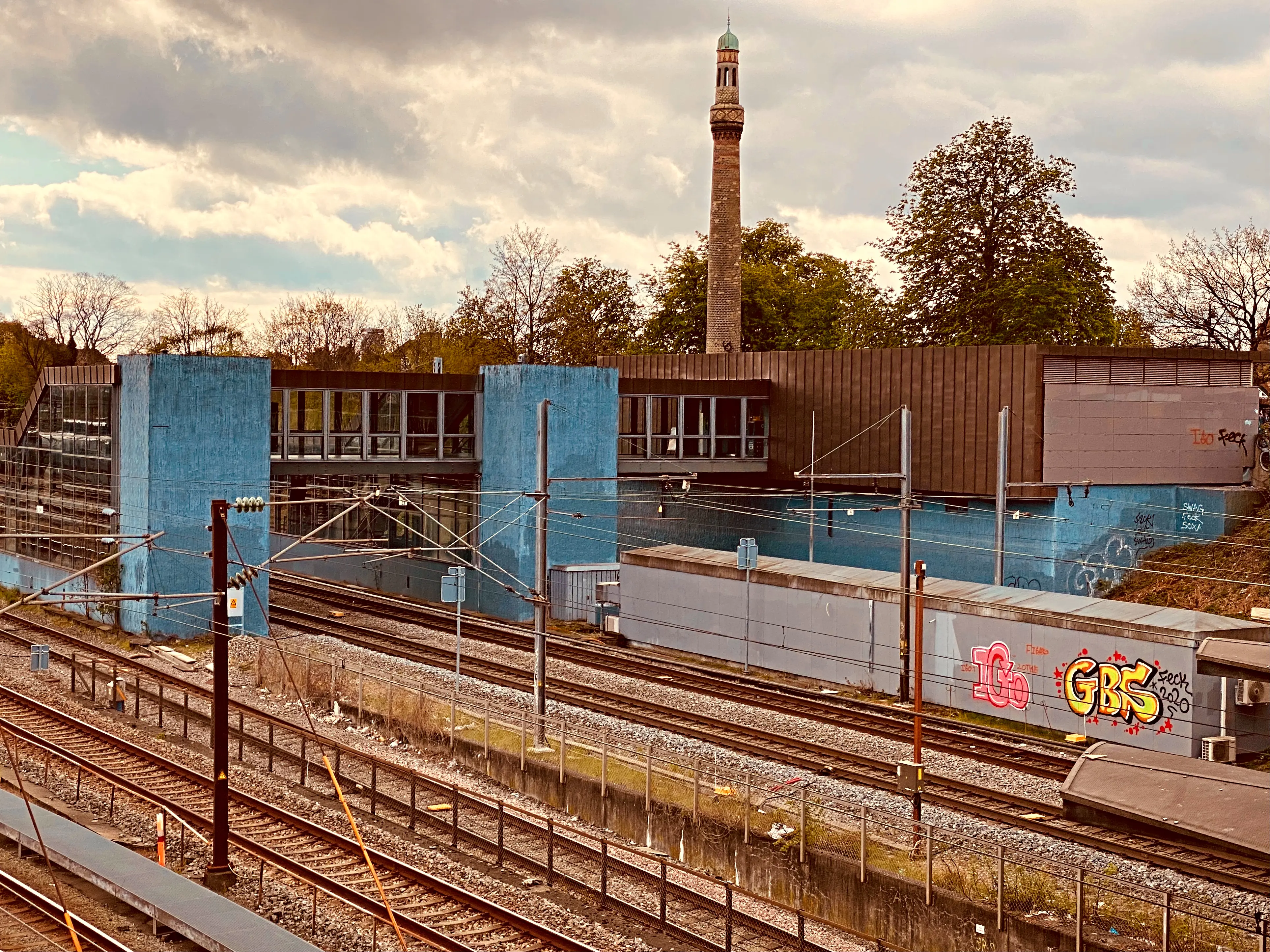 Billede af Svanemøllen S-togsstation set fra sporsiden. Billede af Svanemøllen S-togsstation set fra sporsiden.