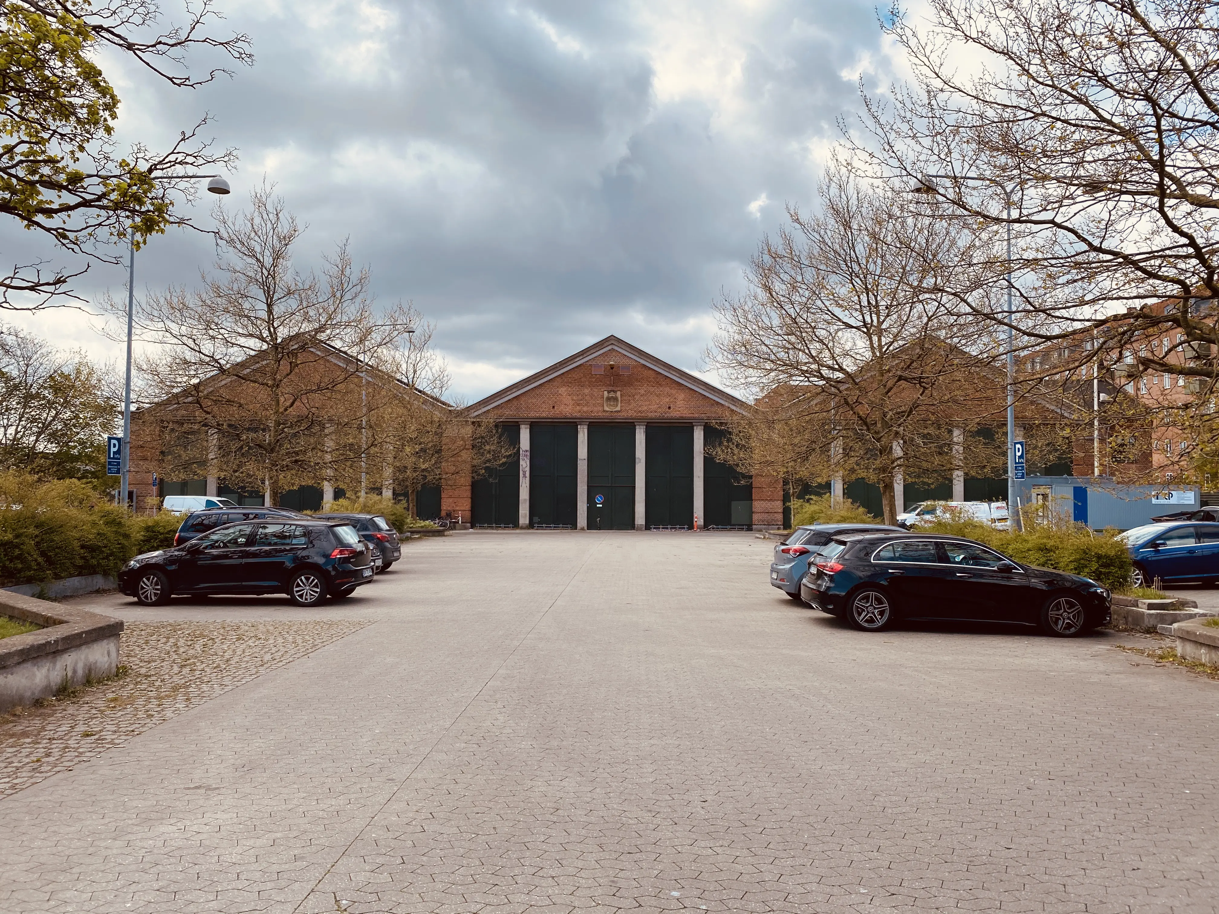Billede af Sporvognsremisen ved Svanemøllen S-togsstation, som blev opført i 1911 og havde plads til 105 vogne. Billede af Sporvognsremisen ved Svanemøllen S-togsstation, som blev opført i 1911 og havde plads til 105 vogne.
