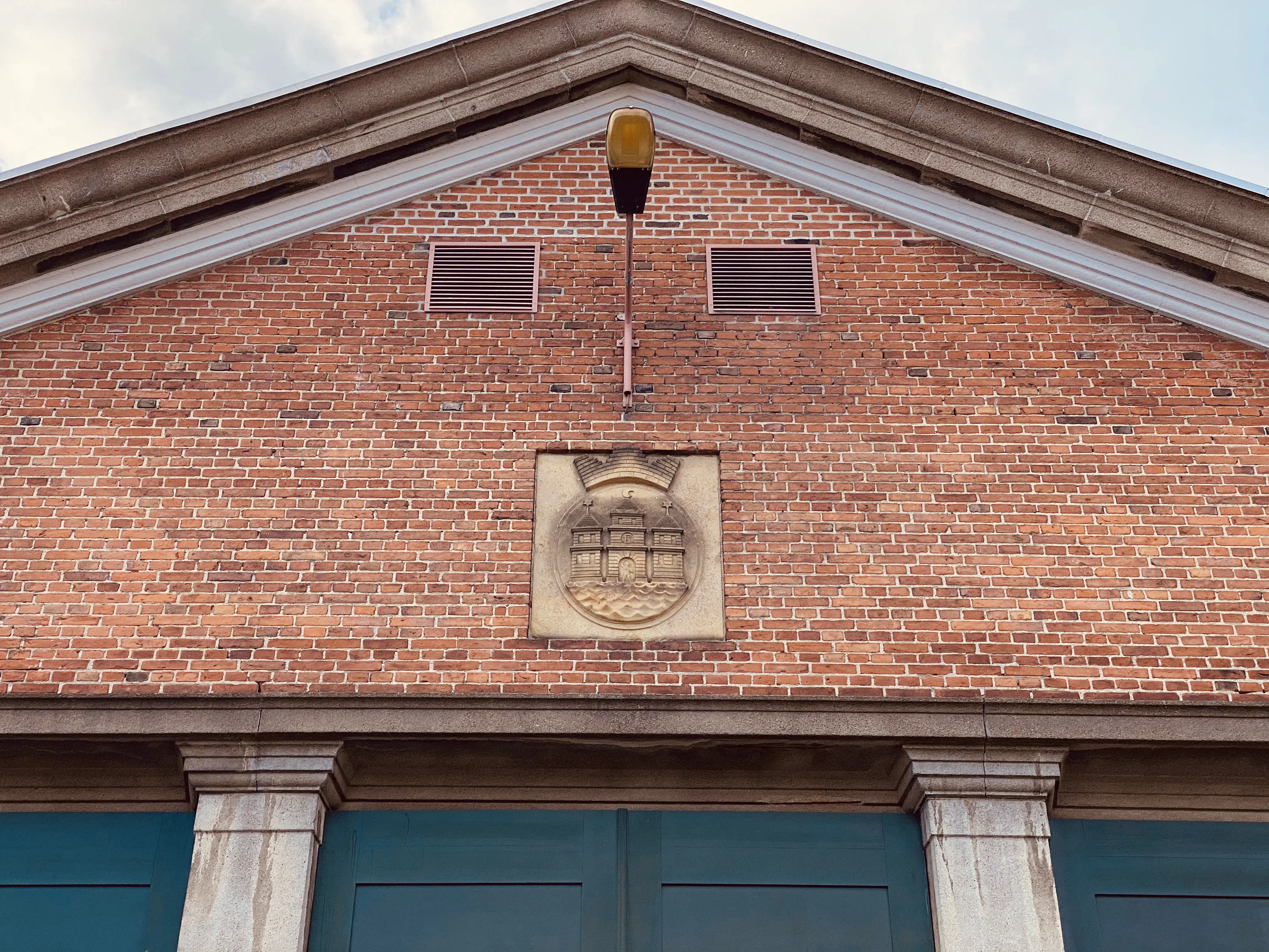 Billede af Sporvognsremisen ved Svanemøllen S-togsstation, som blev opført i 1911 og havde plads til 105 vogne. Billede af Sporvognsremisen ved Svanemøllen S-togsstation, som blev opført i 1911 og havde plads til 105 vogne.