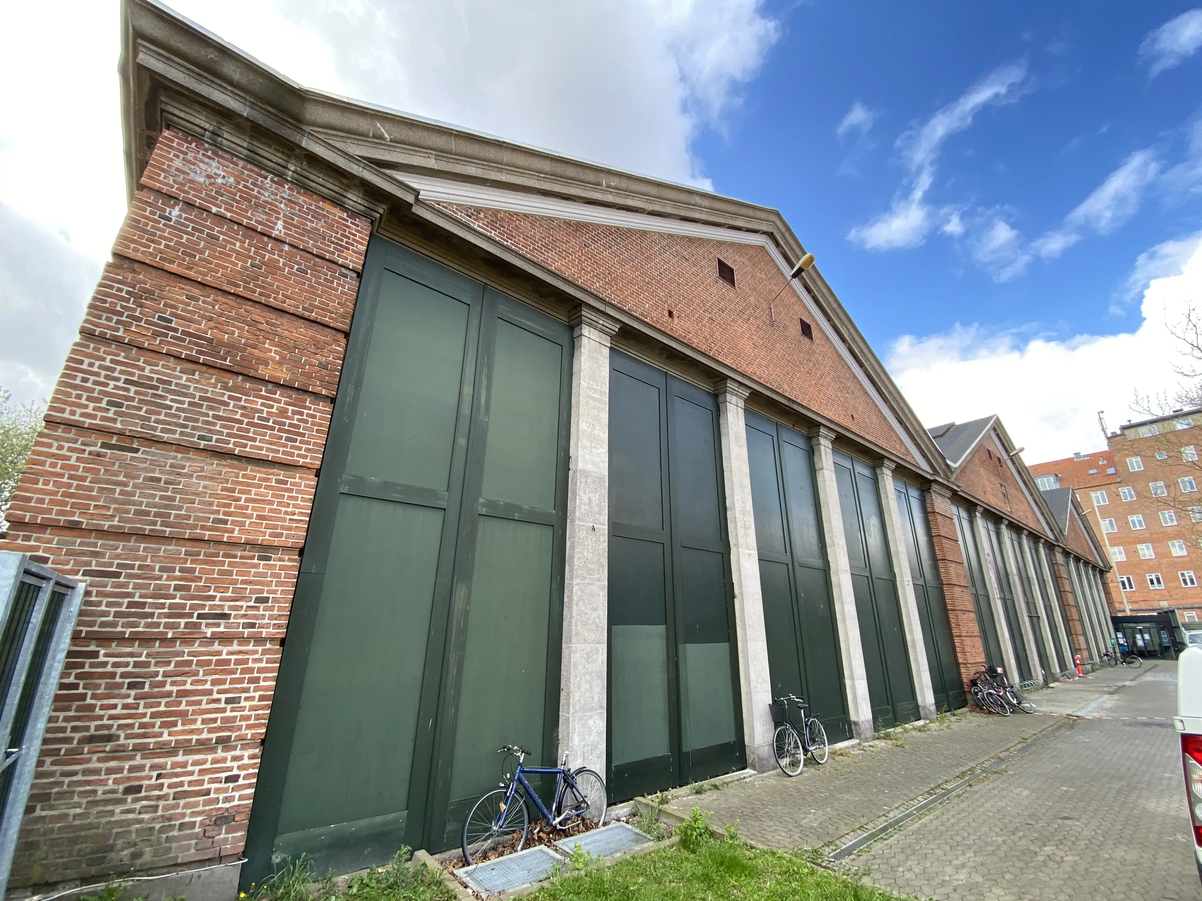 Billede af Sporvognsremisen ved Svanemøllen S-togsstation, som blev opført i 1911 og havde plads til 105 vogne. Billede af Sporvognsremisen ved Svanemøllen S-togsstation, som blev opført i 1911 og havde plads til 105 vogne.