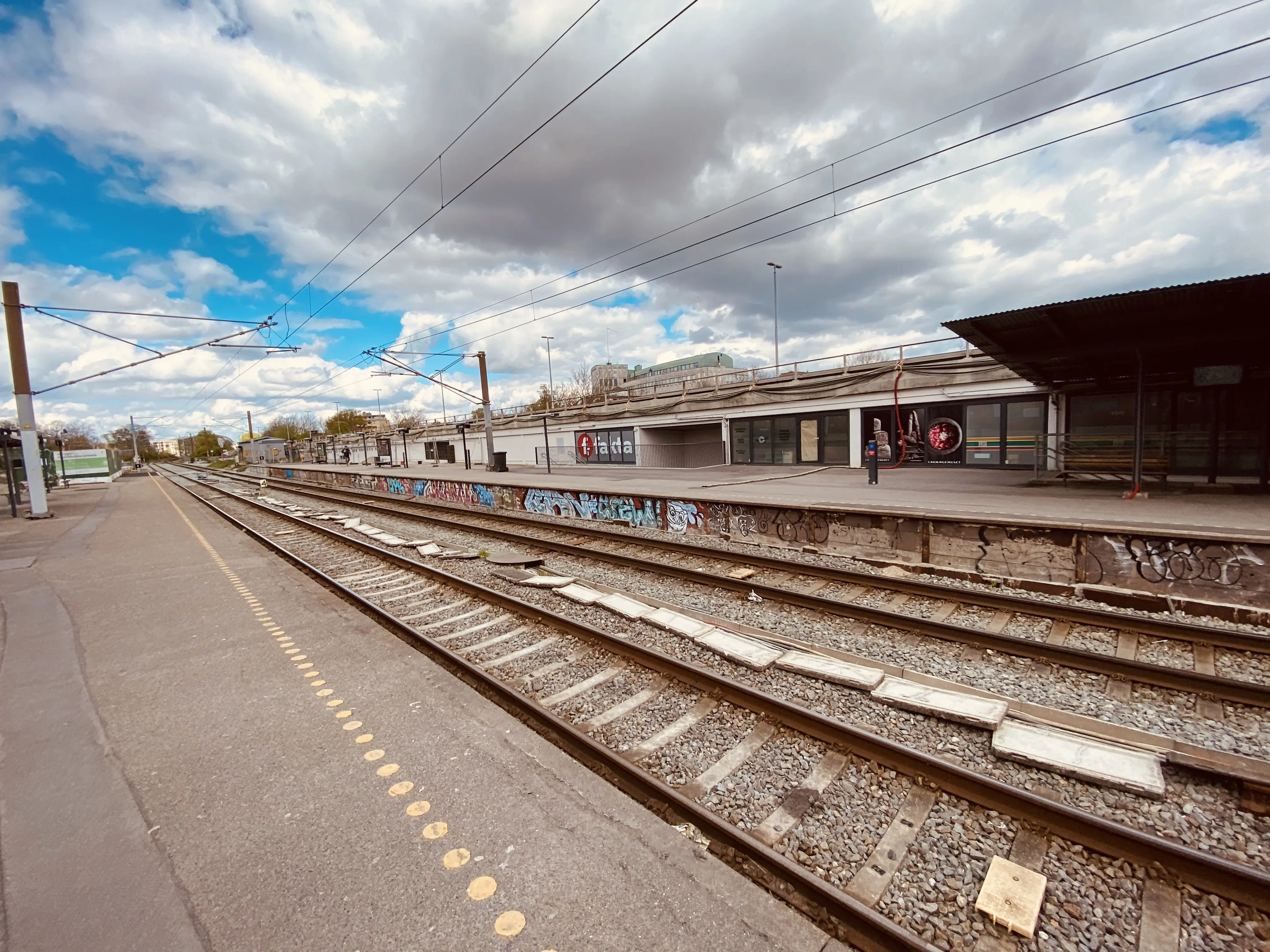 Billede af Lyngby Station er nedrevet, men den har ligget bag ved Fakta skiltet, der hvor Lyngby Omfartsvej er.