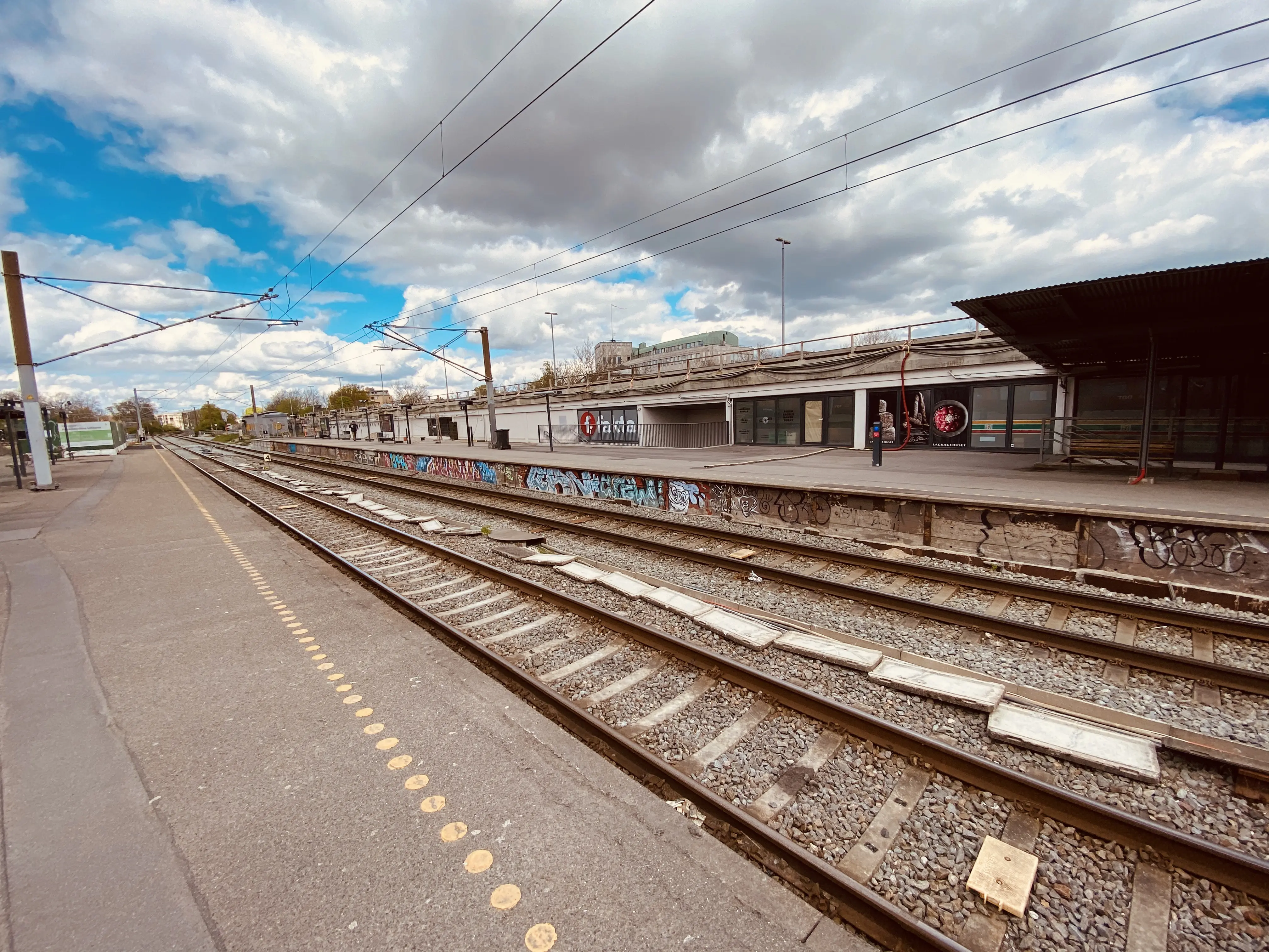 Billede af Lyngby Station er nedrevet, men den har ligget bag ved Fakta skiltet, der hvor Lyngby Omfartsvej er.