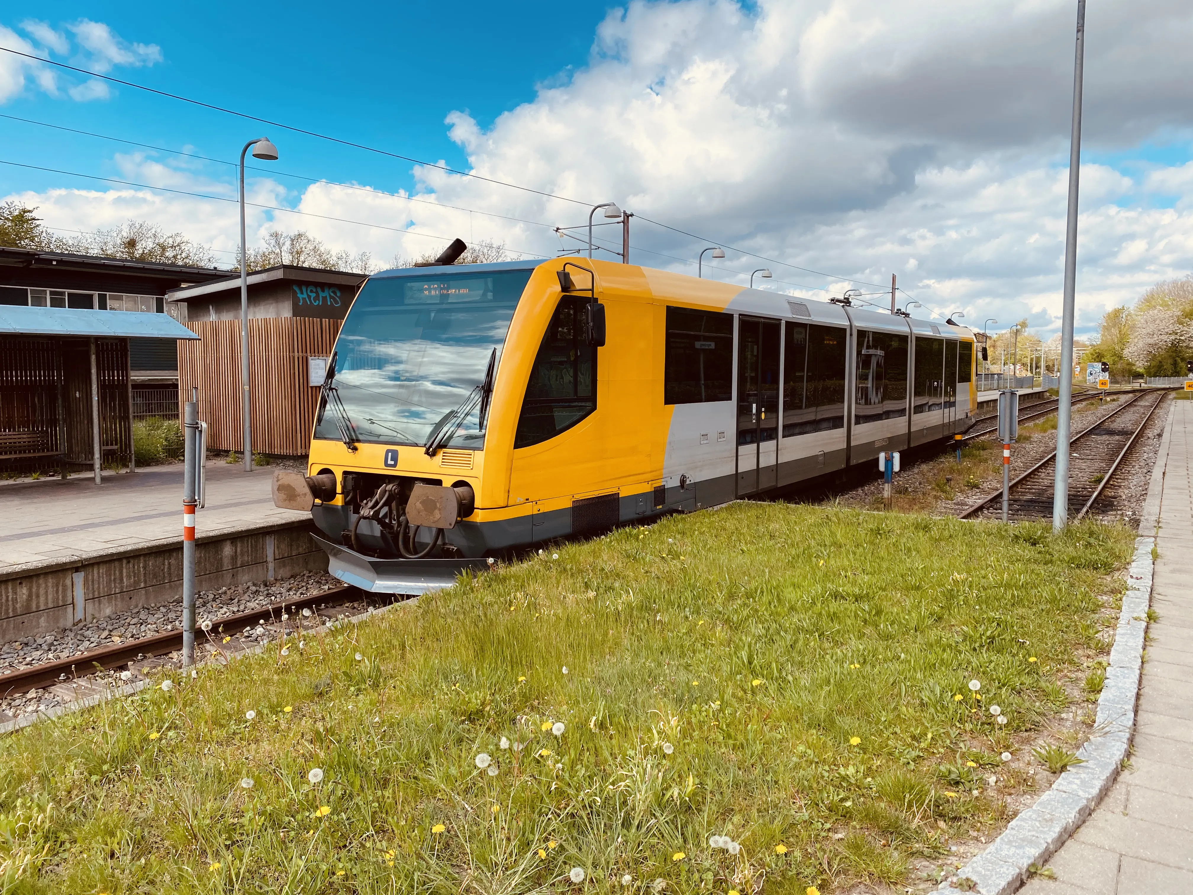 Billede af LNJ Lm 23 ud for Jægersborg Lokalbane Station.