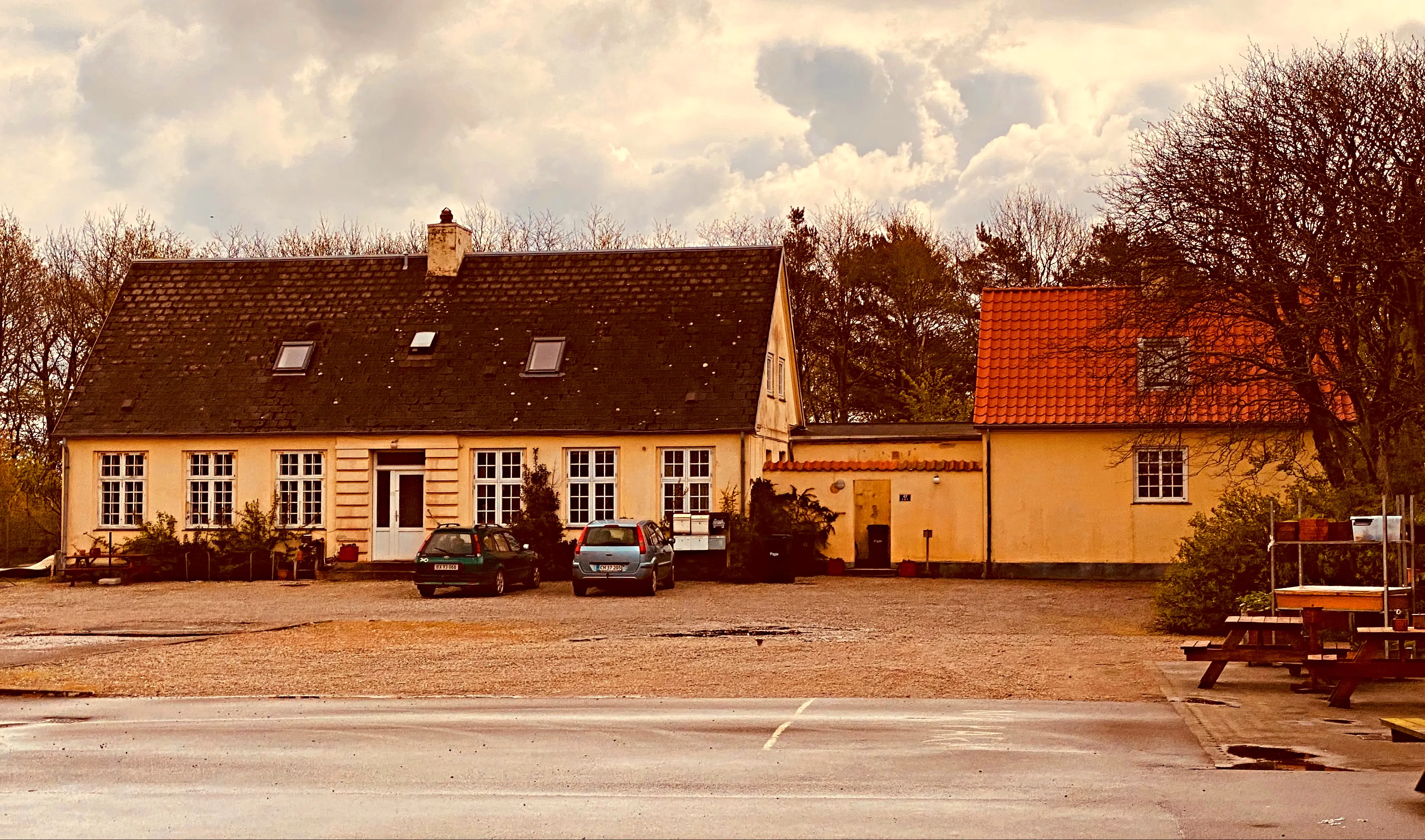 Billede af Hviding Station set fra vejsiden. Billede af Hviding Station set fra vejsiden.