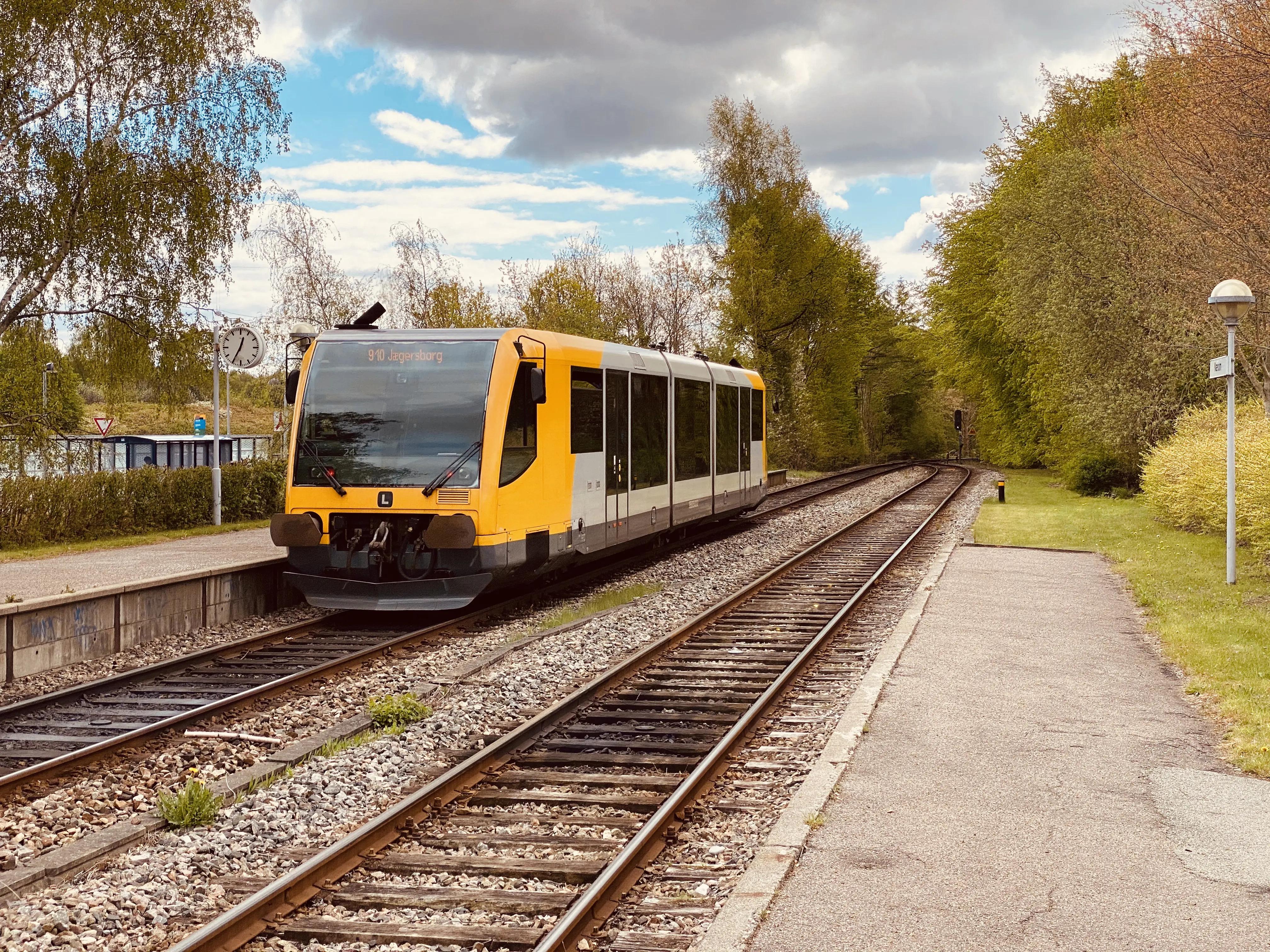 Billede af LNJ Lm 24 ud for Nærum Station. Billede af LNJ Lm 24 ud for Nærum Station.