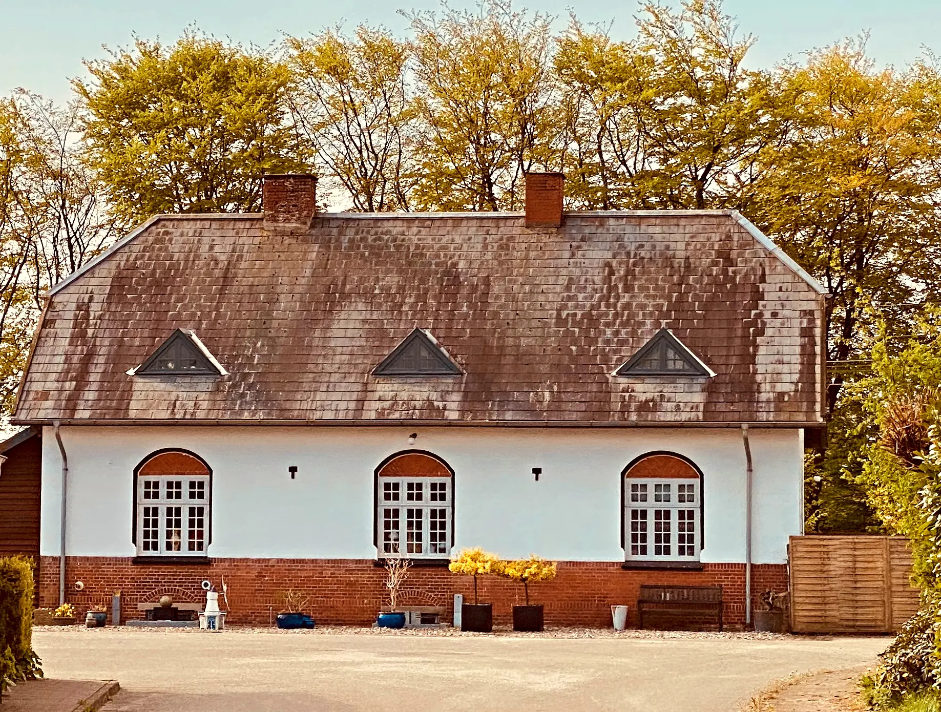 Billede af Andst Station set fra vejsiden.